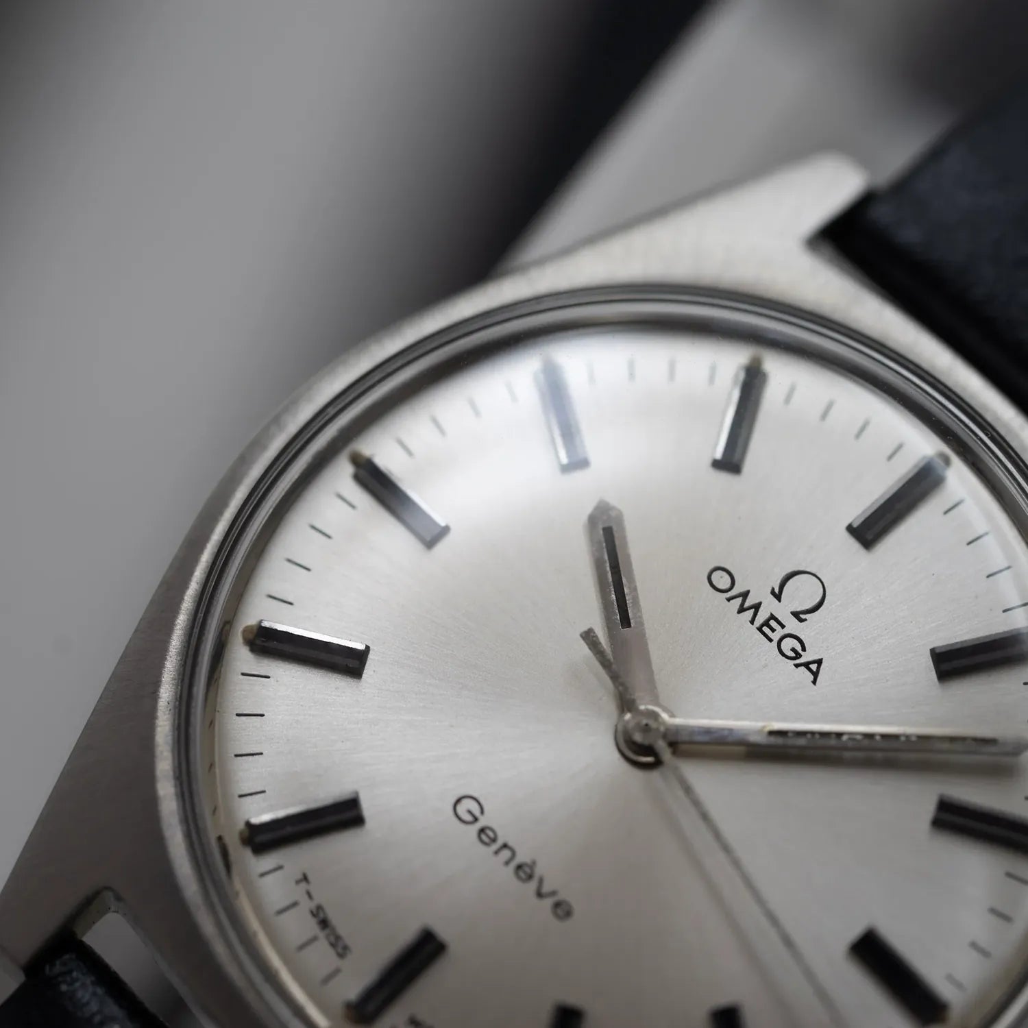 Omega Geneve 135.041 Cal. 601 Manual Winding – dial close-up