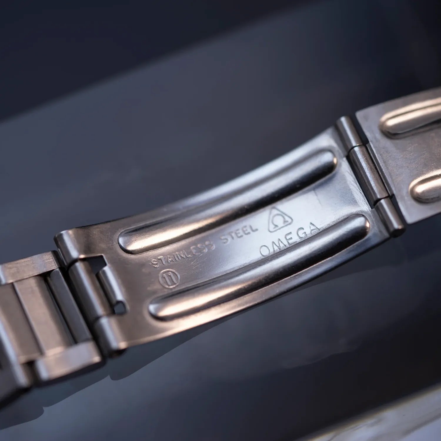 Omega Geneve 135.041 Cal. 601 – lug detail