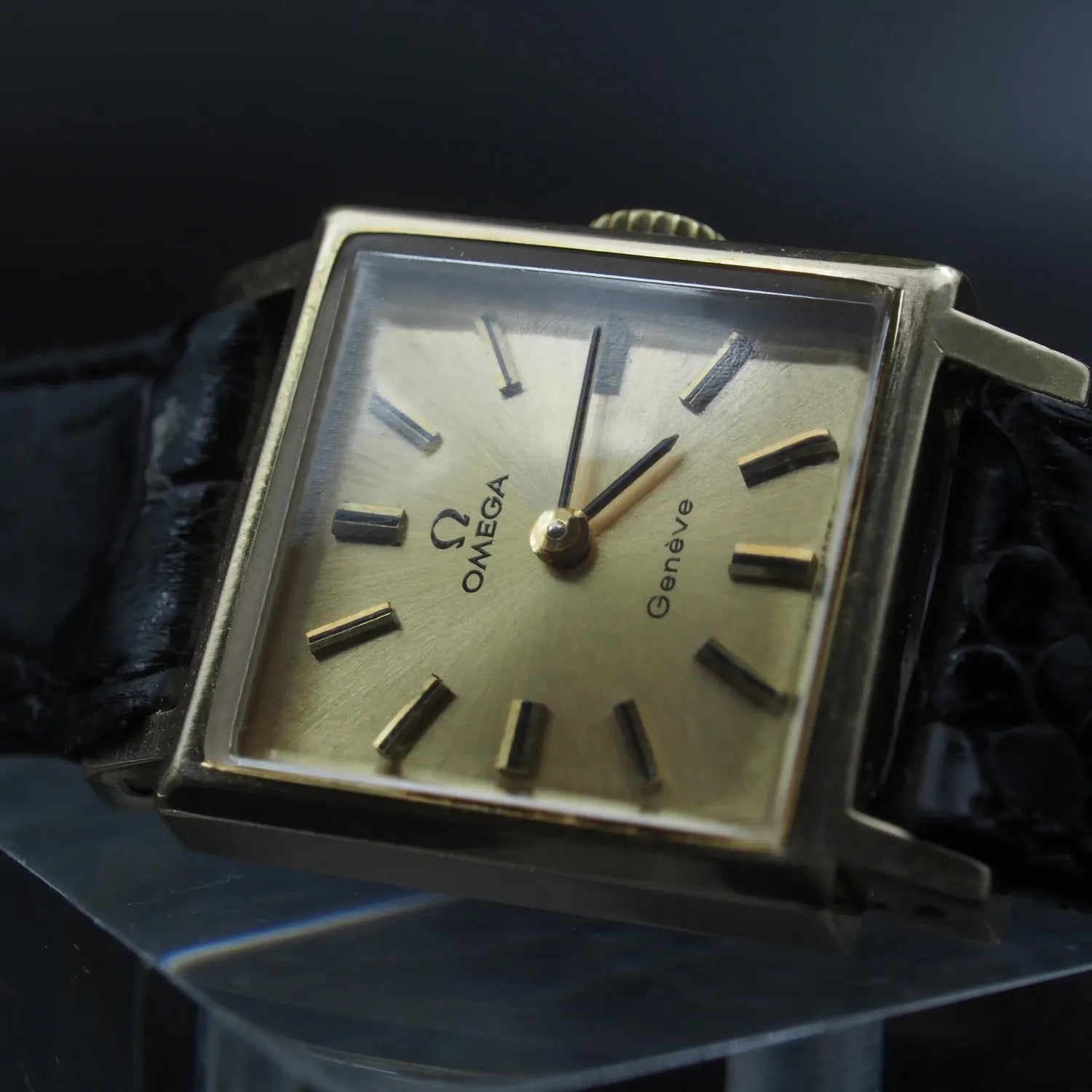 Omega Geneve Lady Square – front view