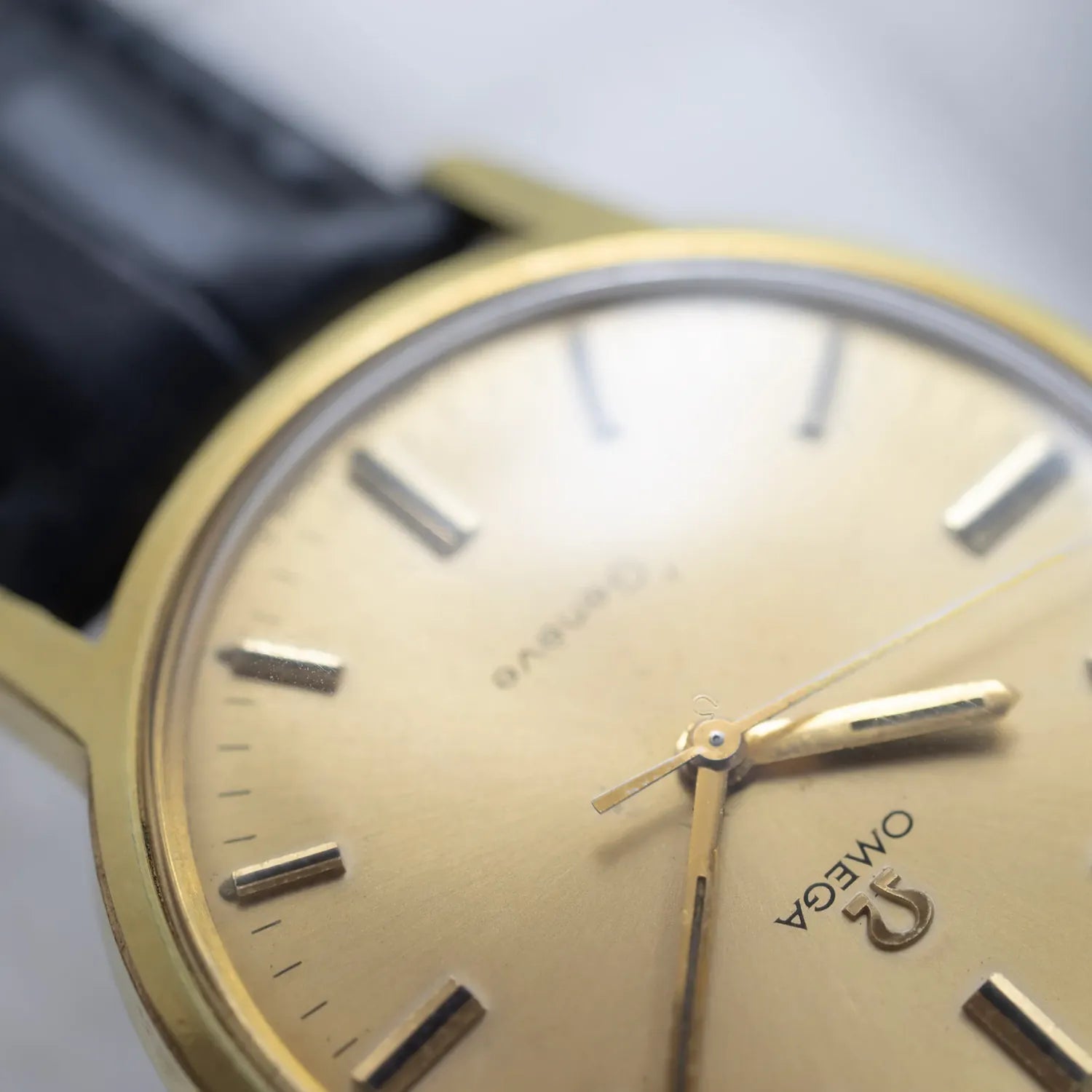 Omega Geneve Ref. 135.070 Cal. 601 Gold Plated – dial close-up