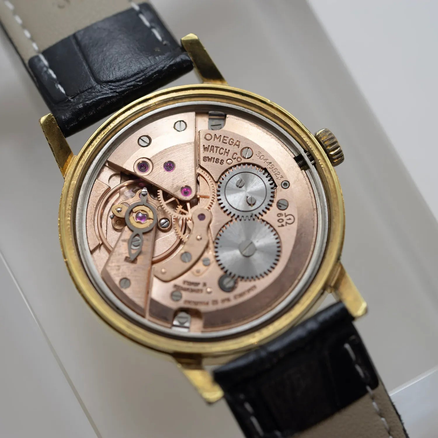 Omega Geneve Ref. 135.070 Cal. 601 Gold Plated – movement close-up