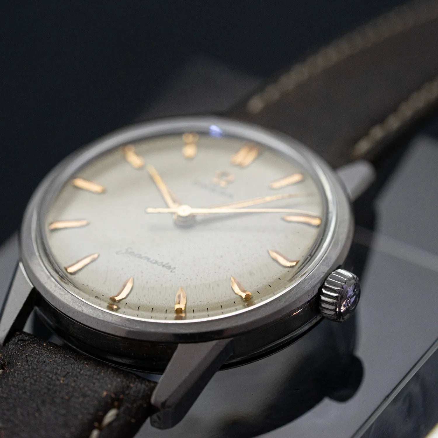 Omega Seamaster Ref. 14390-1 Cal. 285 – side view alternative angle