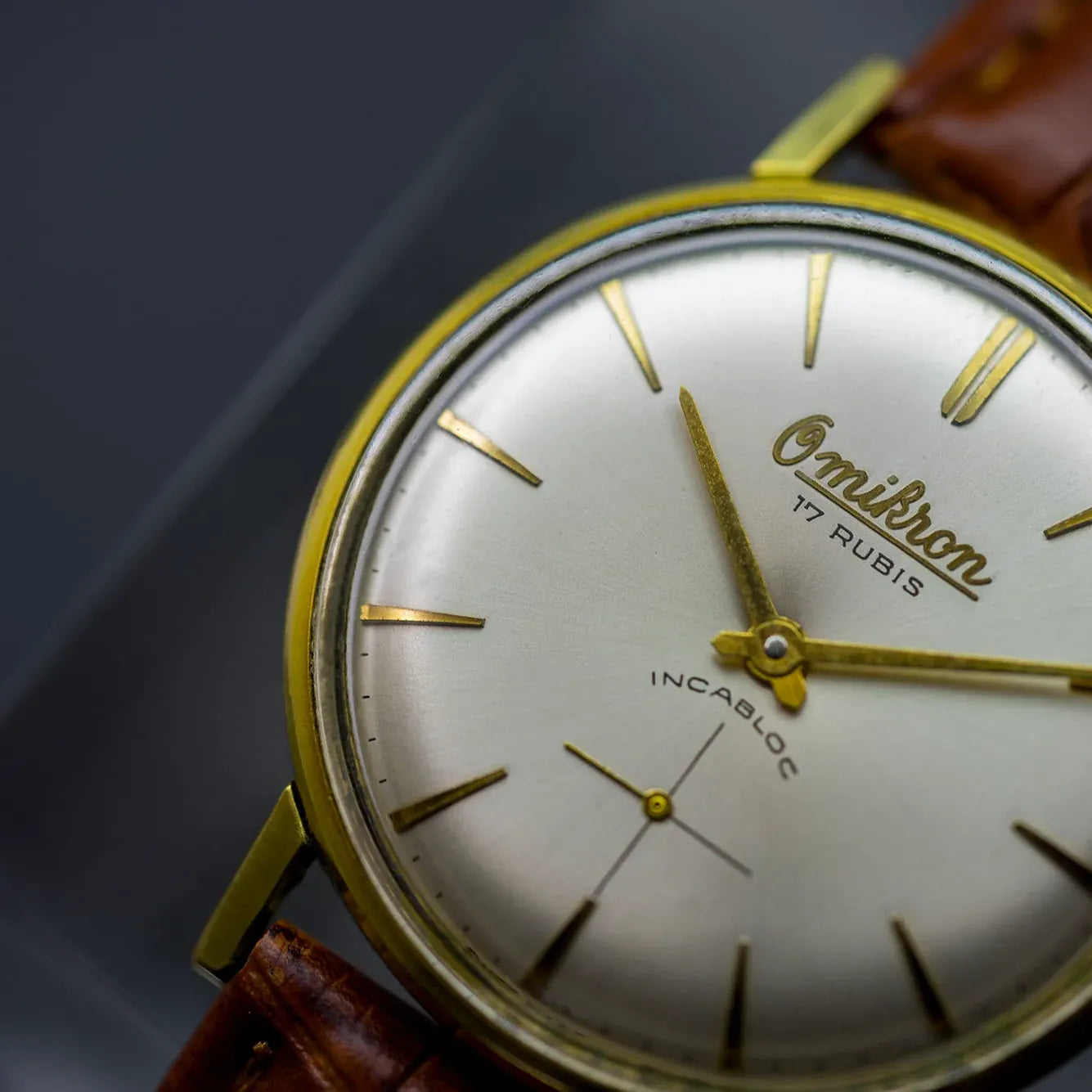 Omikron Vintage Dress Watch – dial close-up