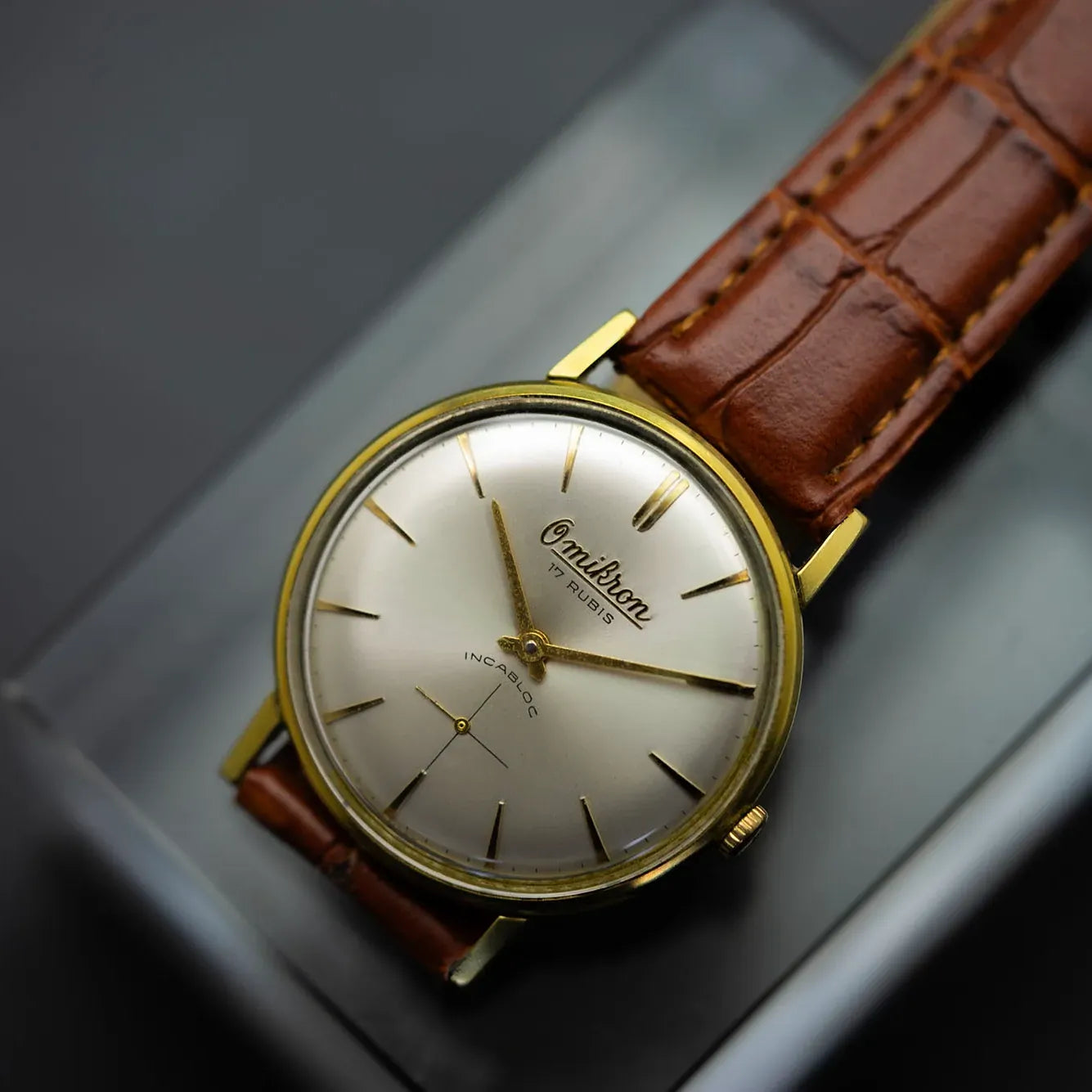 Omikron Vintage Dress Watch – back case
