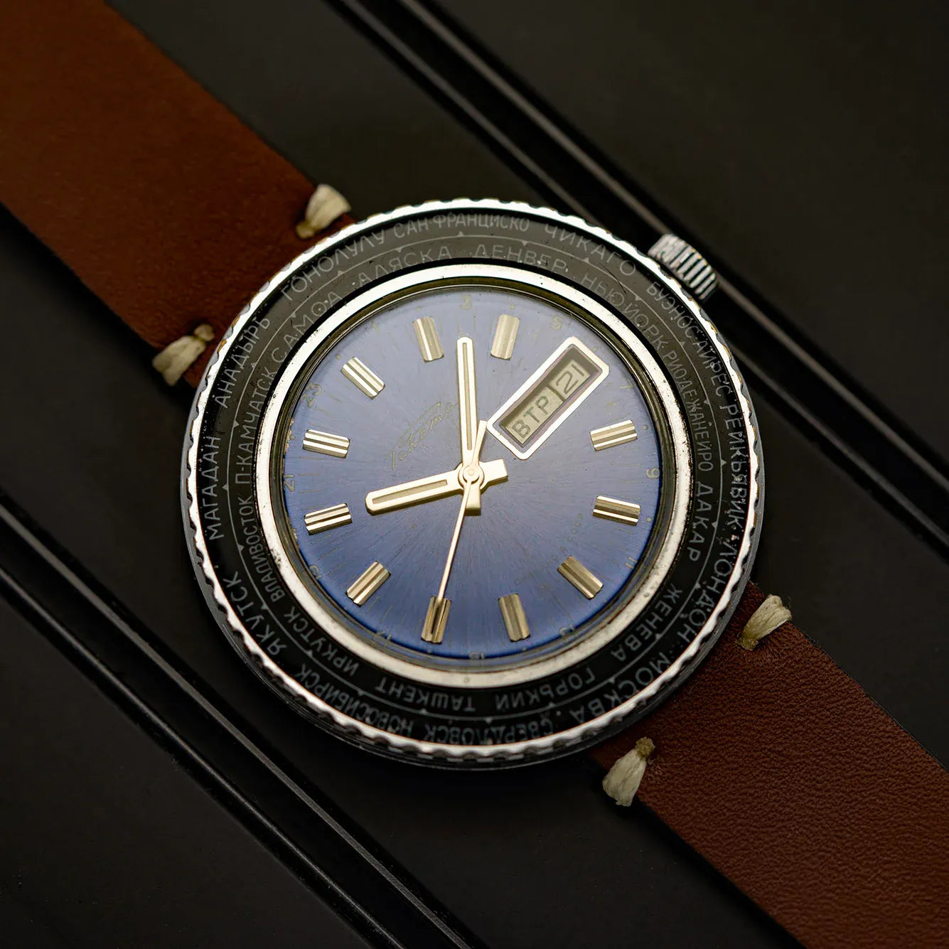 Raketa World Time Goroda, Cal. 2628.H, Men's Vintage Watch – side view