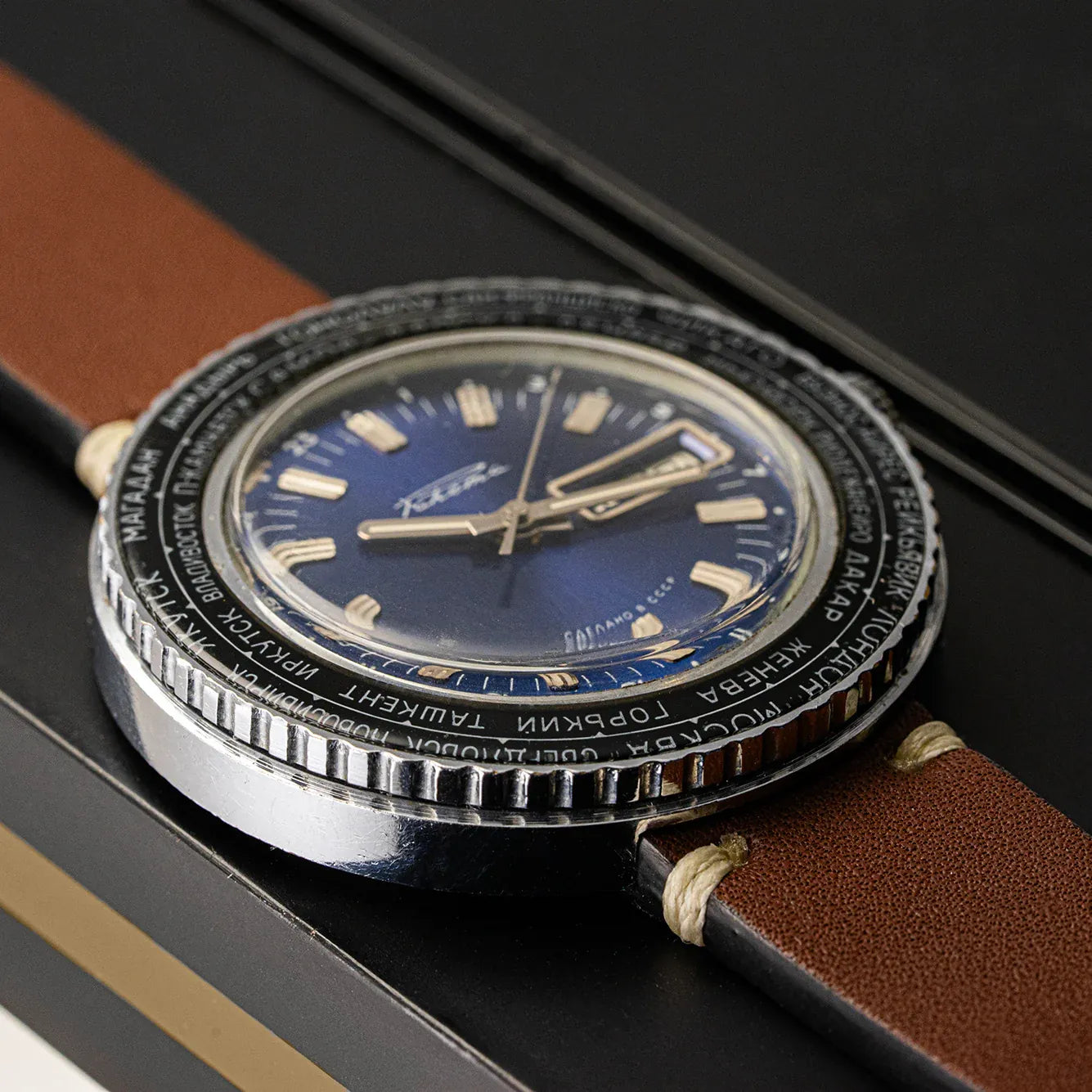 Raketa World Time Goroda, Cal. 2628.H, Men's Vintage Watch – side view alternative angle