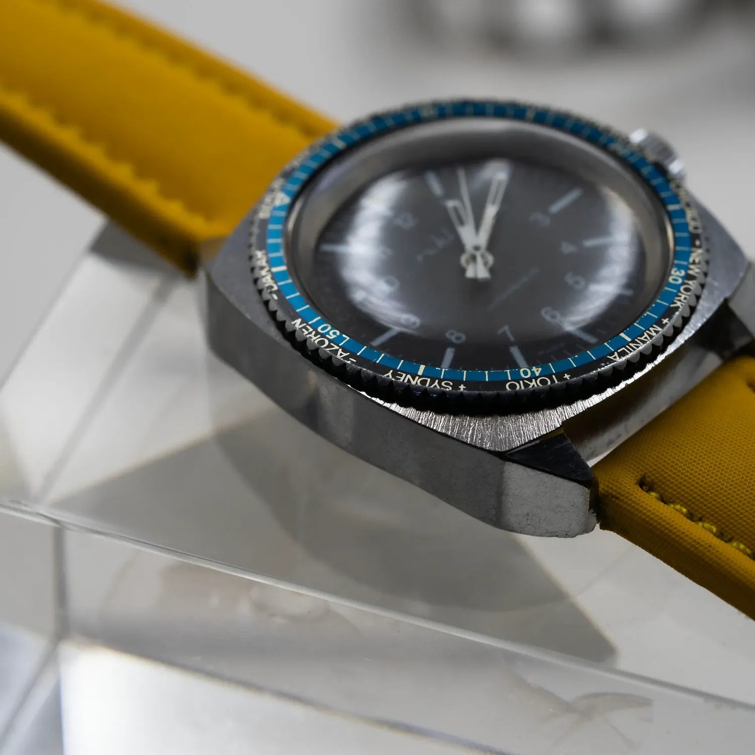 Ruhla World Time, Men’s Manual Wind Vintage Watch, 1981 – movement close-up