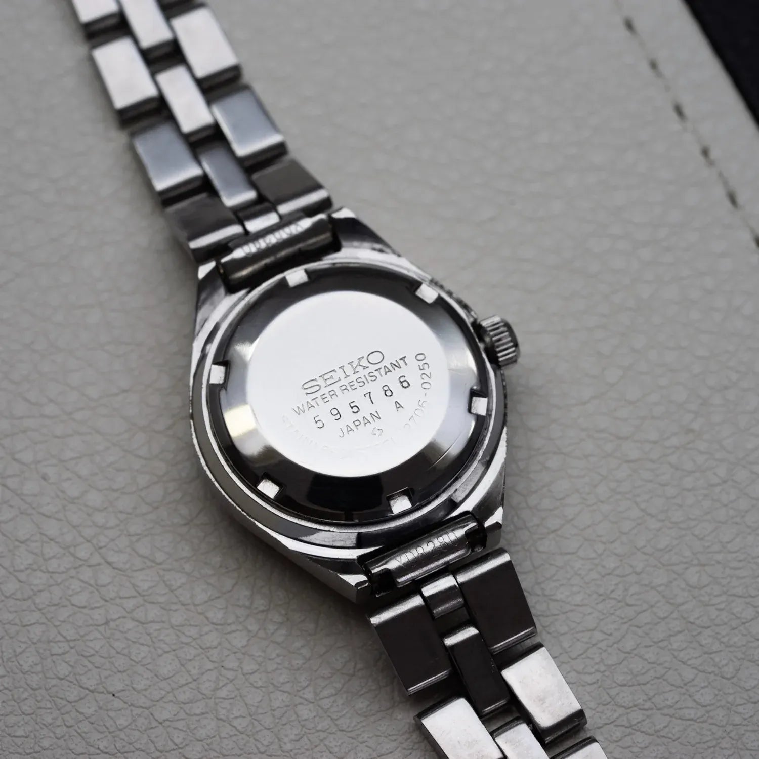 Seiko 5 2706-0250 Women’s Automatic Vintage Watch, 1975 – movement close-up