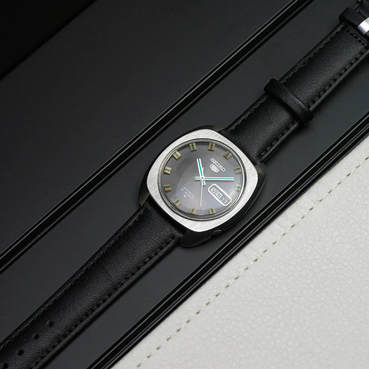 Seiko 5 6119-7103 Men’s Automatic Dress Vintage Watch, 1971 – dial close-up