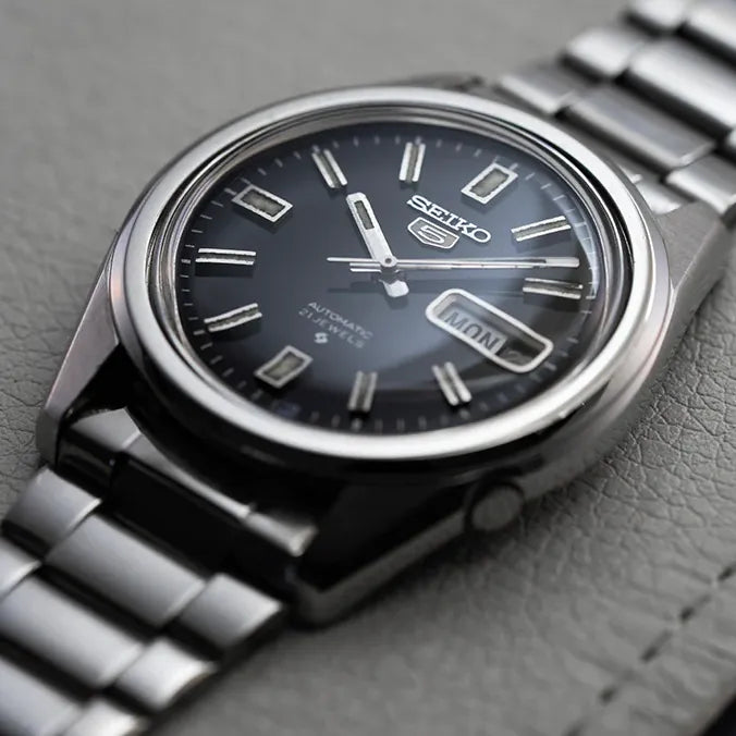 Seiko 5 6119-8083 Men’s Automatic Dress Vintage Watch, 1976 – dial close-up