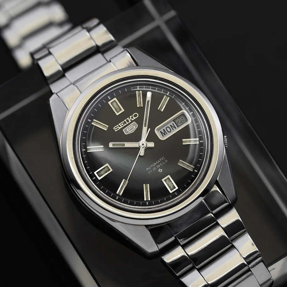 Seiko 5 6119-8083 Men’s Automatic Dress Vintage Watch, 1976 – front view