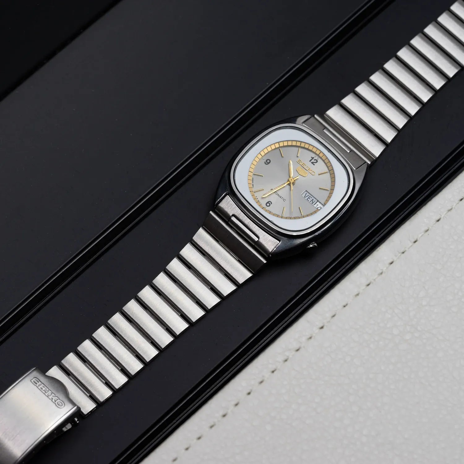 Seiko 5 6309-5810 Men’s Automatic Dress Vintage Watch, 1982 – side view