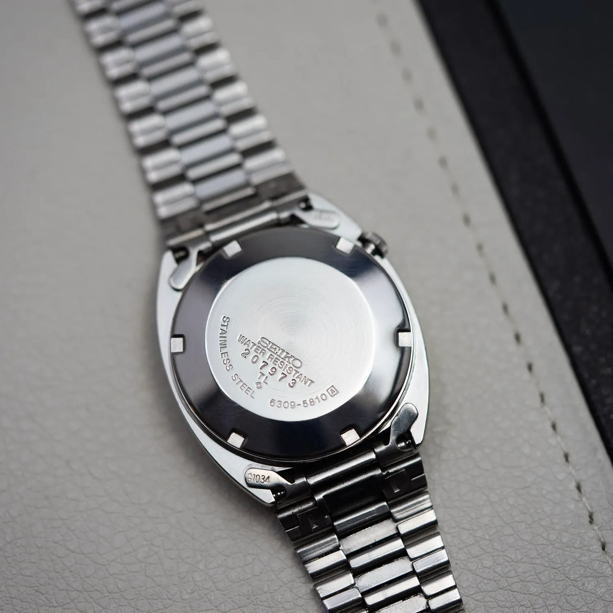 Seiko 5 6309-5810 Men’s Automatic Dress Vintage Watch, 1982 – movement close-up
