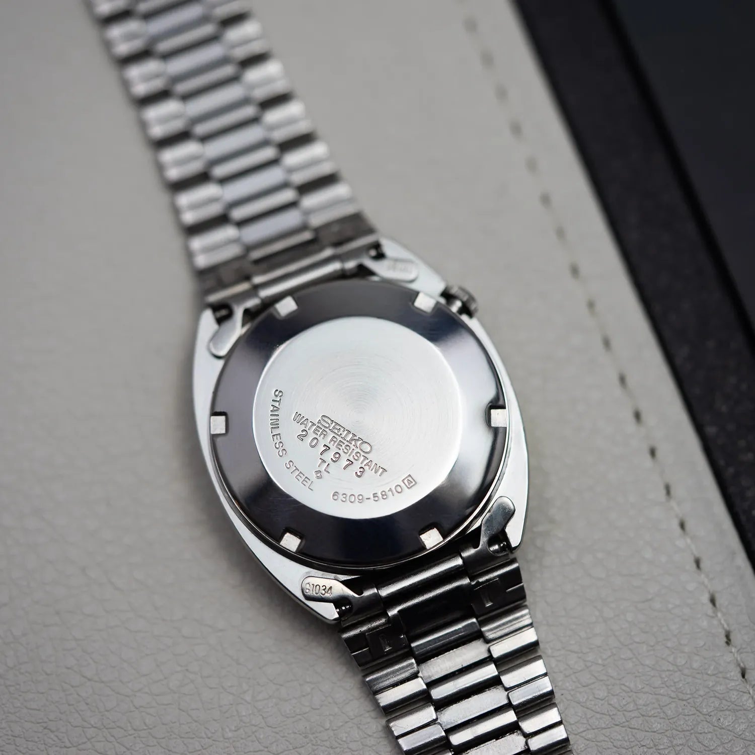 Seiko 5 6309-5810 Men’s Automatic Dress Vintage Watch, 1982 – movement close-up