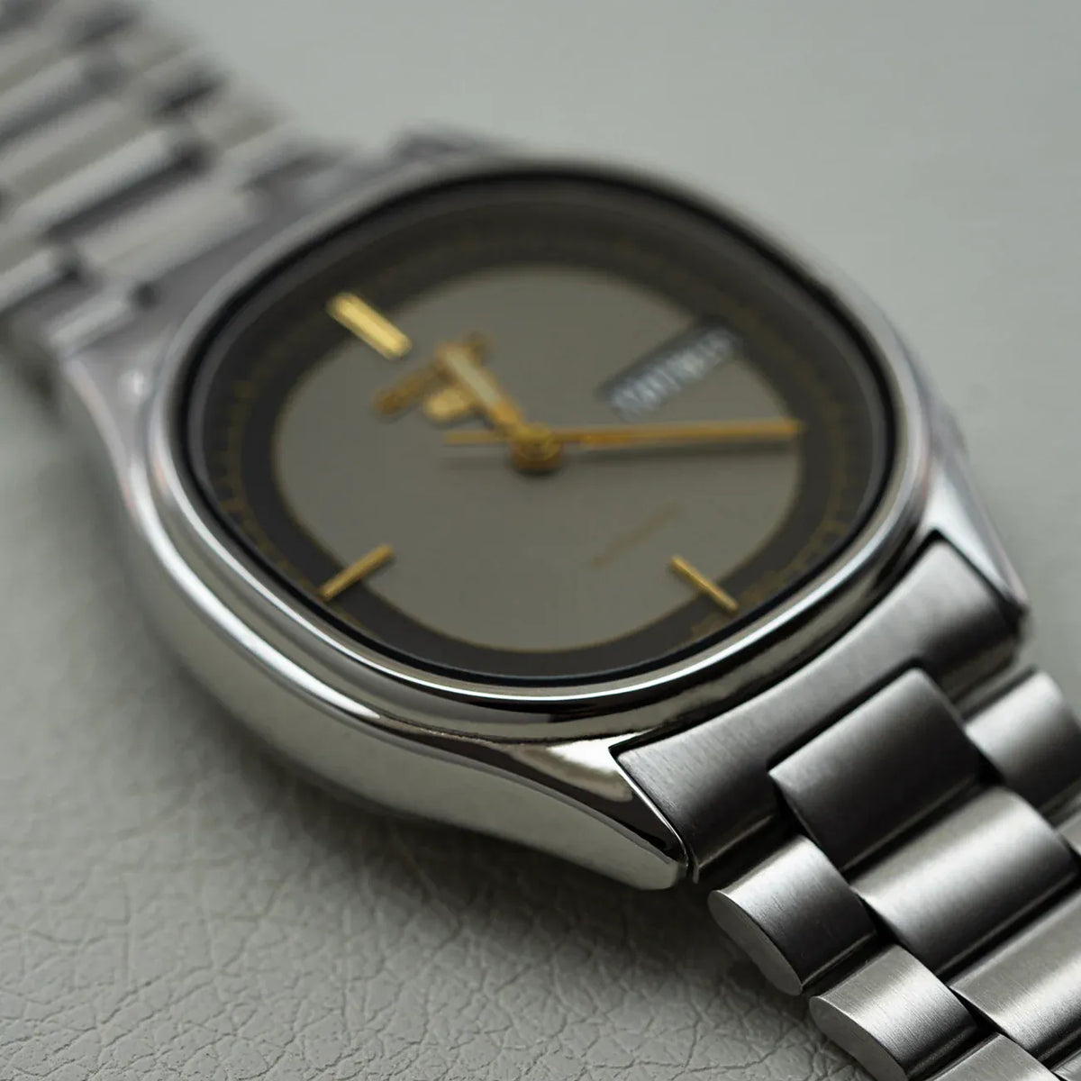Seiko 5 6309-5820 Men’s Automatic Dress Vintage Watch 1982 – side view alternative angle