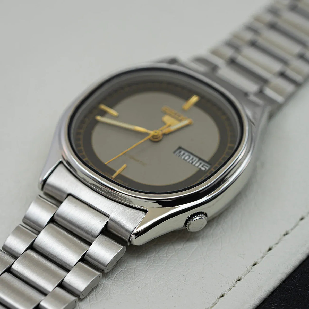 Seiko 5 6309-5820 Men’s Automatic Dress Vintage Watch 1982 – movement close-up