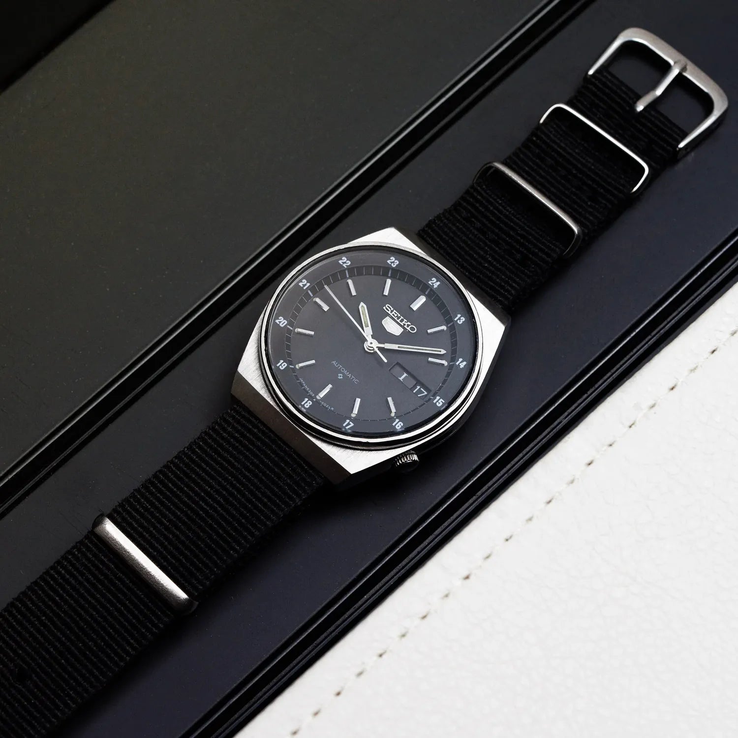 Seiko 5 6309-6020 Men’s Dress Automatic Vintage Watch 1980 – side view