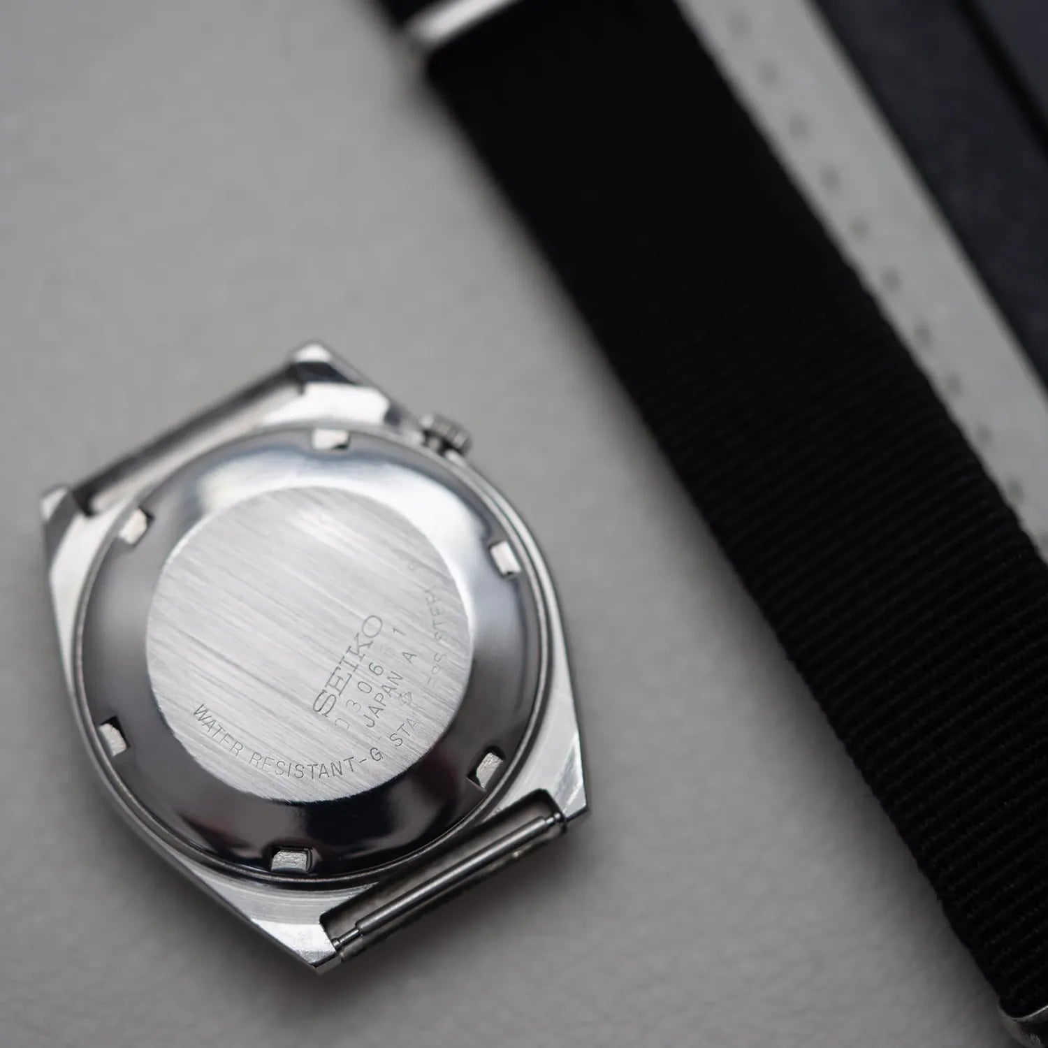 Seiko 5 6309-6020 Men’s Dress Automatic Vintage Watch 1980 – side view alternative angle