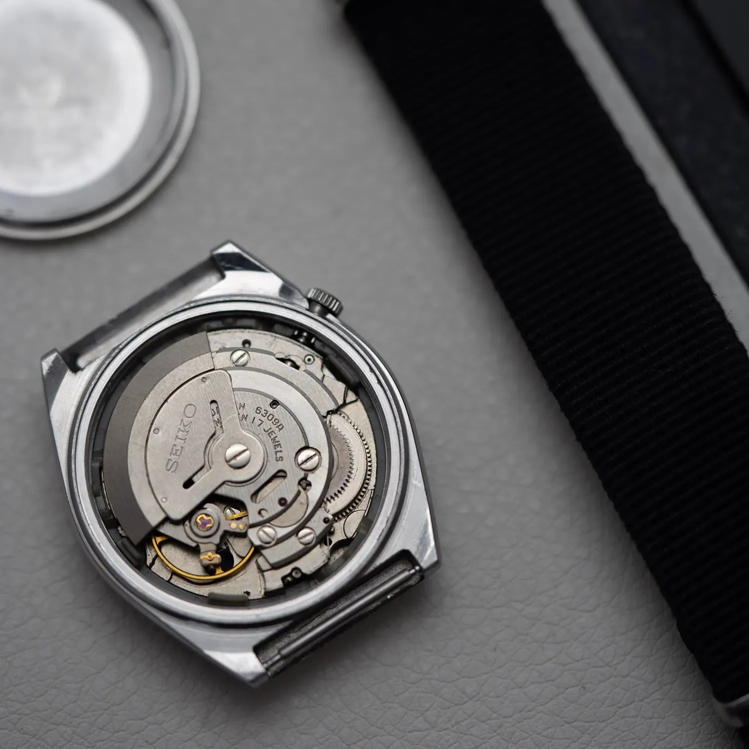 Seiko 5 6309-6020 Men’s Dress Automatic Vintage Watch 1980 – movement close-up