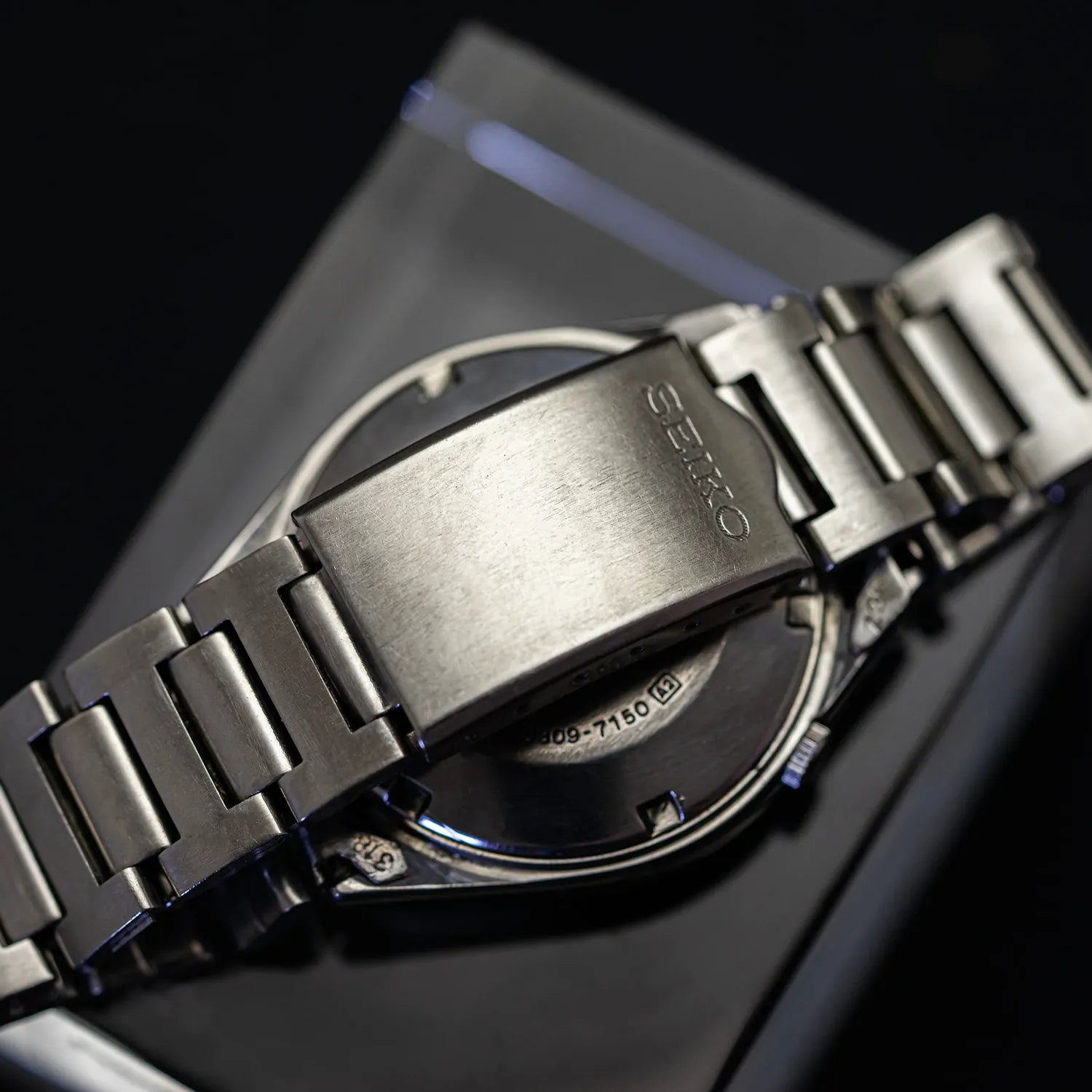 Seiko 5 6309-7150 Men’s Automatic Dress Vintage Watch, 1979 – dial macro detail