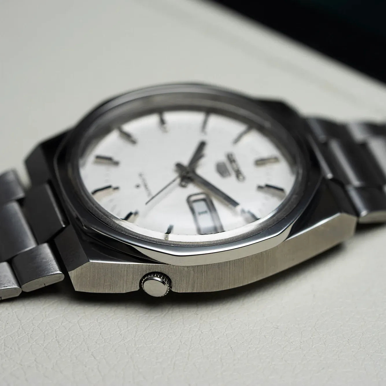 Seiko 5 6309-8170 Men’s Automatic Dress Vintage Watch, 1971 – dial close-up