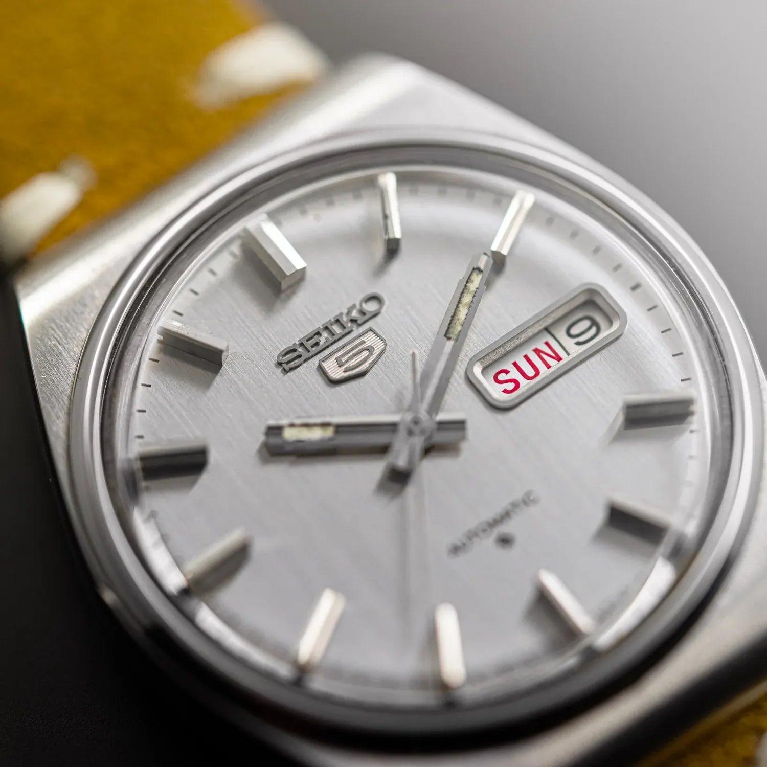 Seiko 5 6309-8580 Men’s Dress Automatic Vintage Watch, 1980 – dial close-up