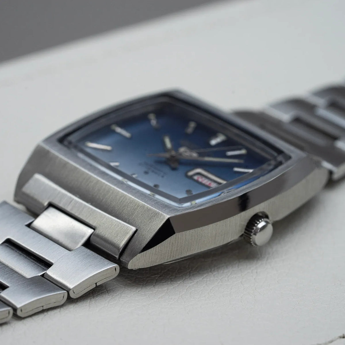 Seiko 5 6319-5020 Men’s Automatic Dress Vintage Watch, 1977 – side view alternative angle