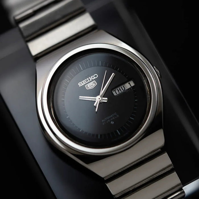 Seiko 5 6319-8040 Men’s Automatic Vintage Dress Watch 1977 – front view