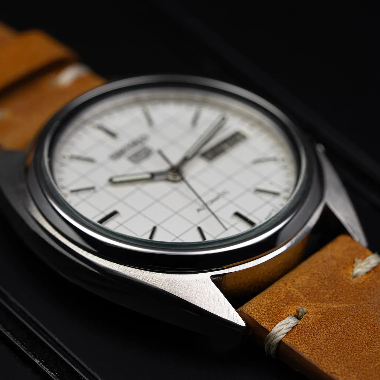Seiko 5 7009 3040 Chess Dial Vintage Men's Watch – strap detail