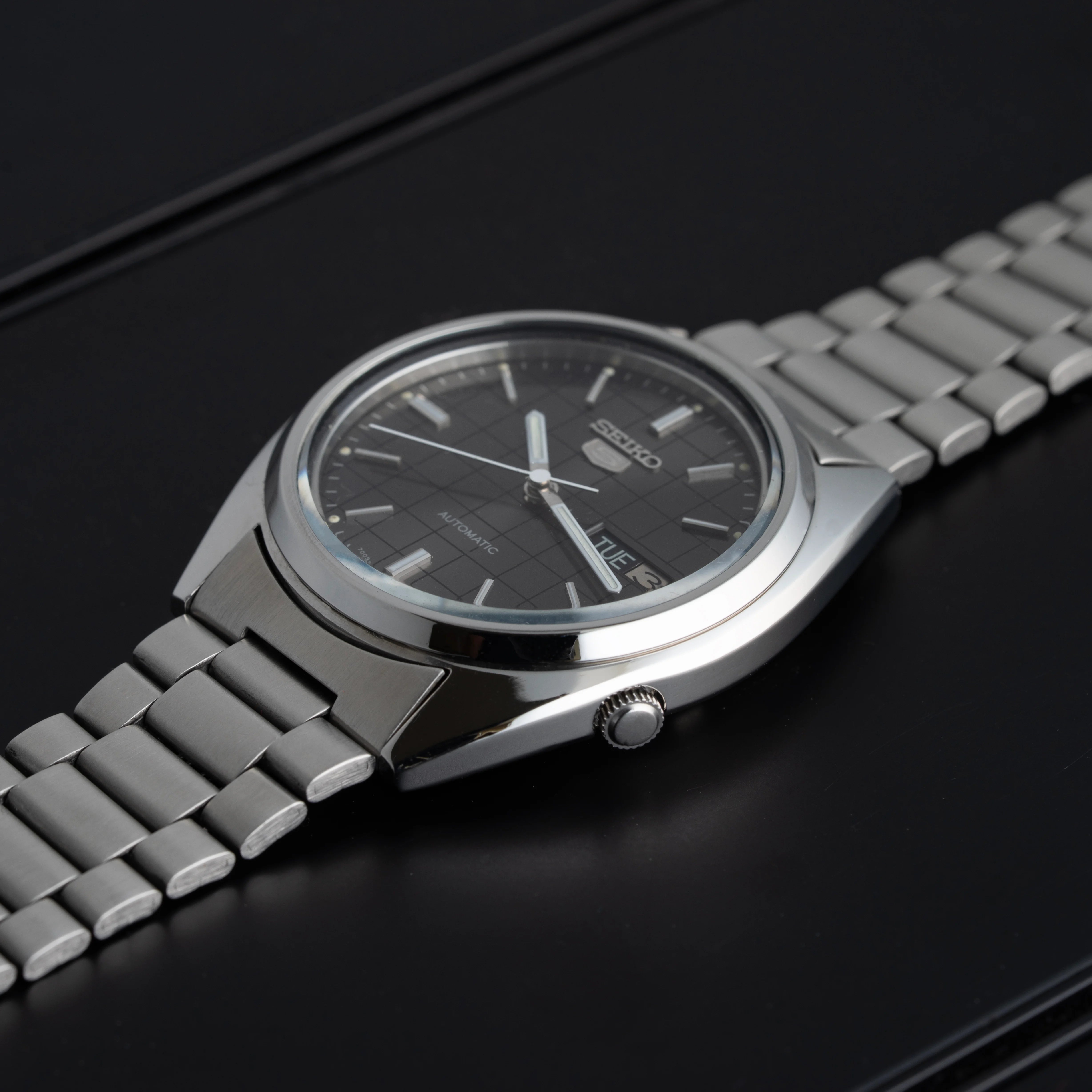 Seiko 5 7009-3040 Chess Dial Crown