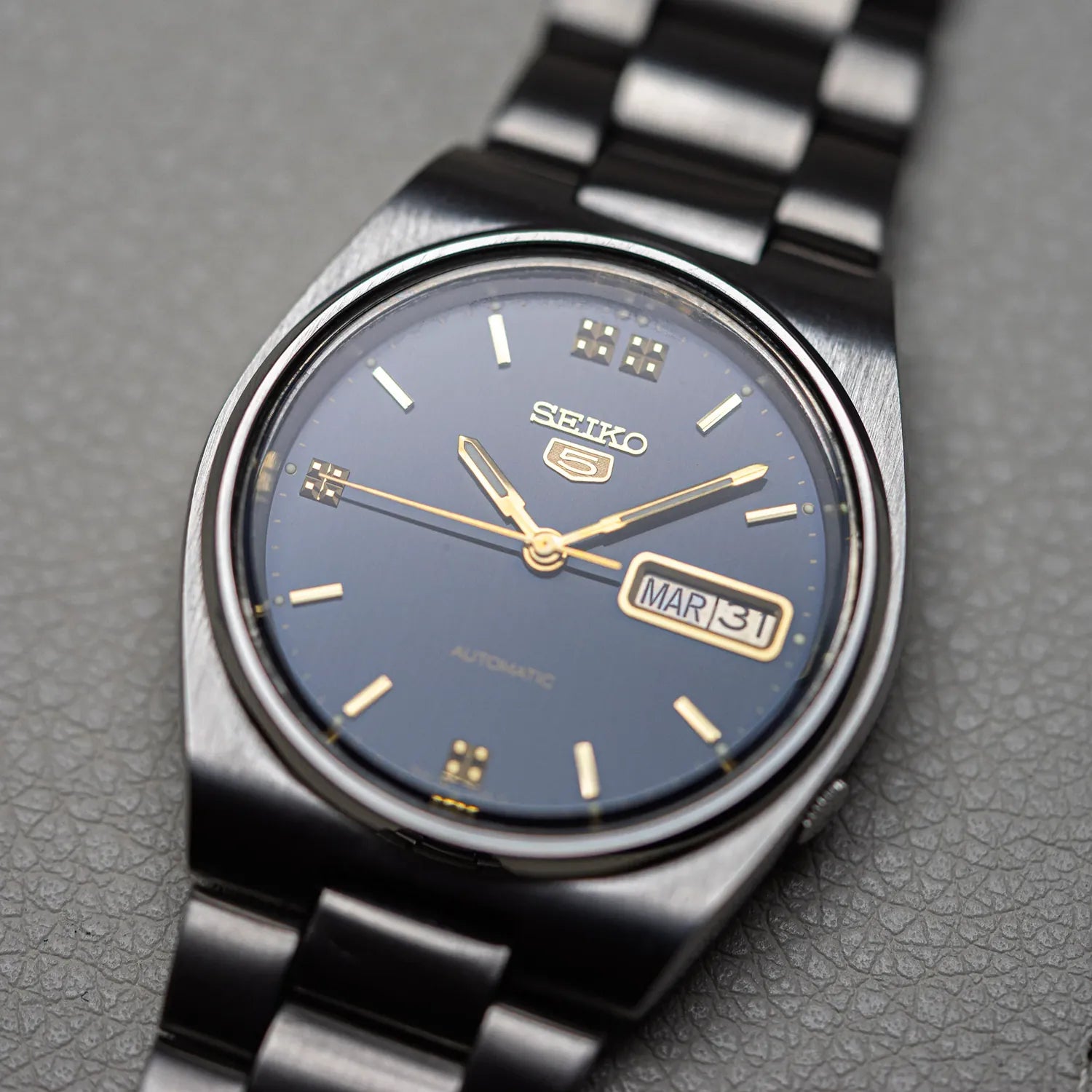 Seiko 5 7009-3130 Men’s Automatic Vintage Dress Watch, 1980 – dial close-up