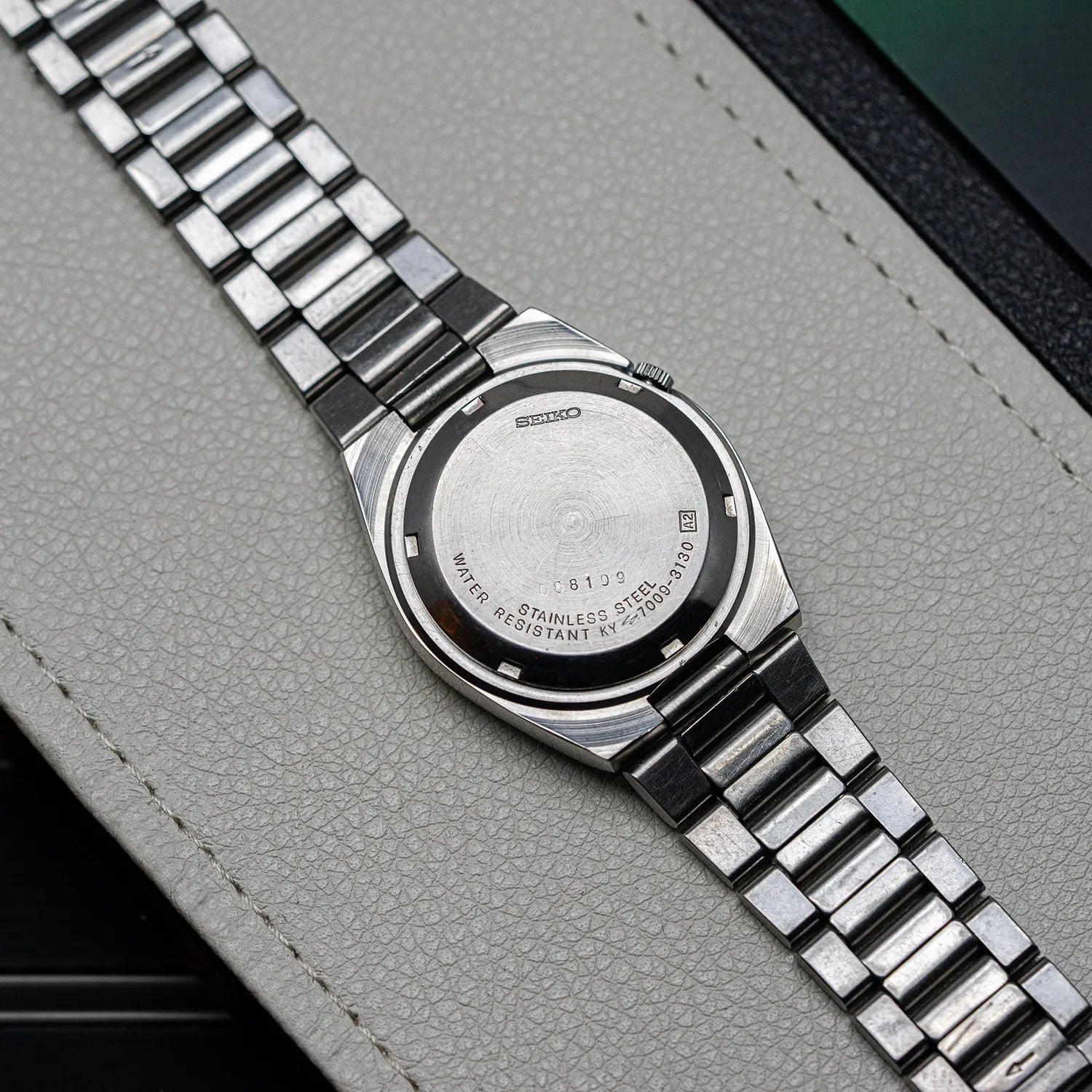 Seiko 5 7009-3130 Men’s Automatic Vintage Dress Watch, 1980 – movement close-up
