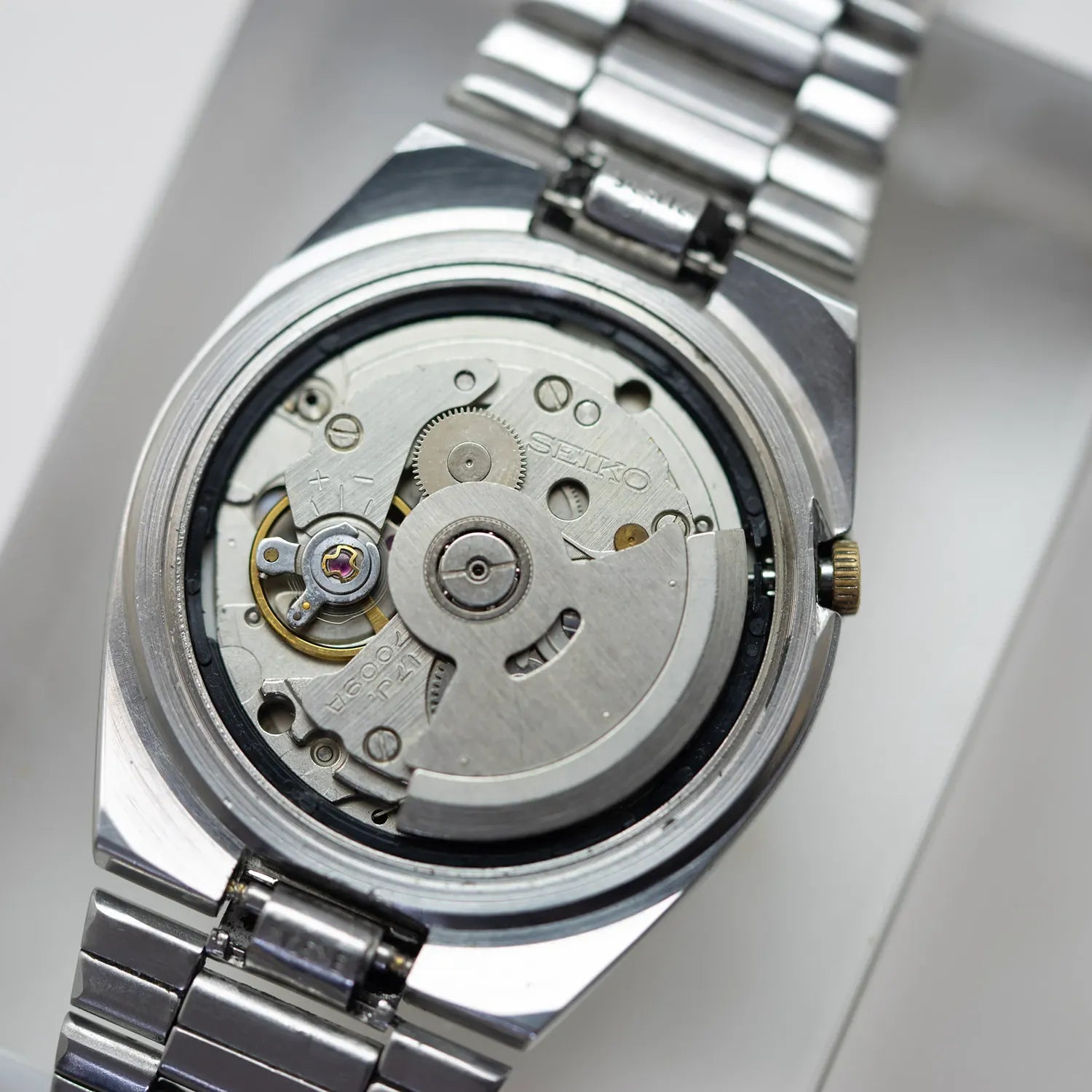 Seiko 5 7009-3130 Men’s Automatic Dress Vintage Watch 1979 – dial close-up