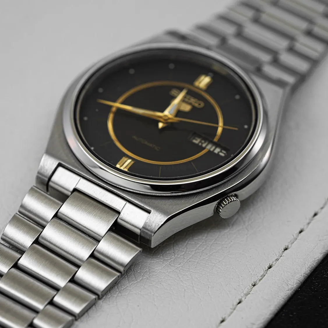 Seiko 5 7009-3170 Men’s Automatic Dress Vintage Watch, 1989 – side view alternative angle