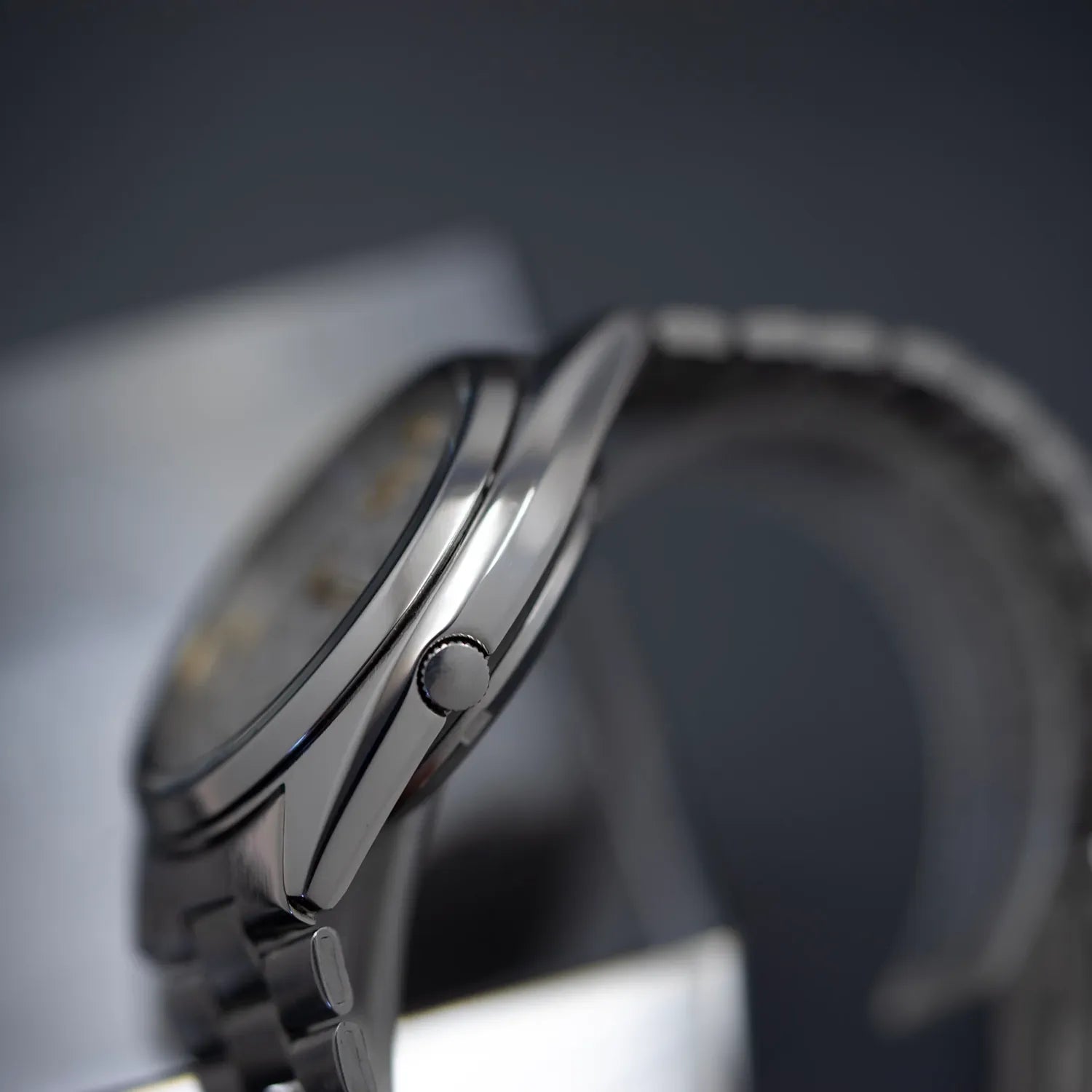 Seiko 5 7009-3180 Men’s Automatic Dress Vintage Watch 1986 – side view