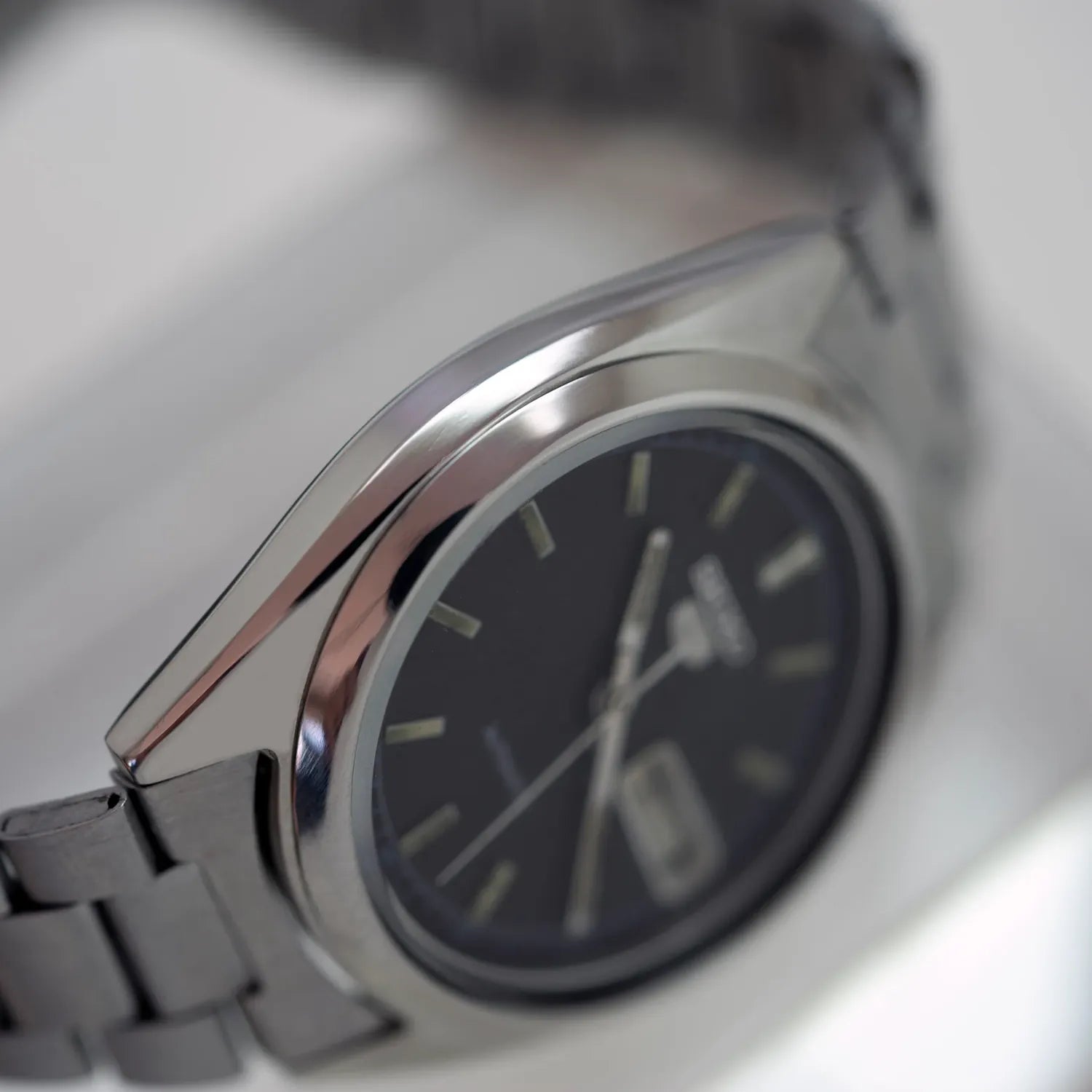 Seiko 5 7009-3180 Men’s Automatic Dress Vintage Watch, 1985 – side view alternative angle