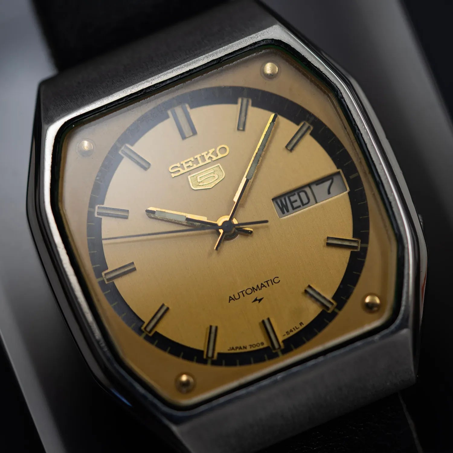 Seiko 5 7009-530B Men’s Dress Automatic Vintage Watch, 1981 – front view