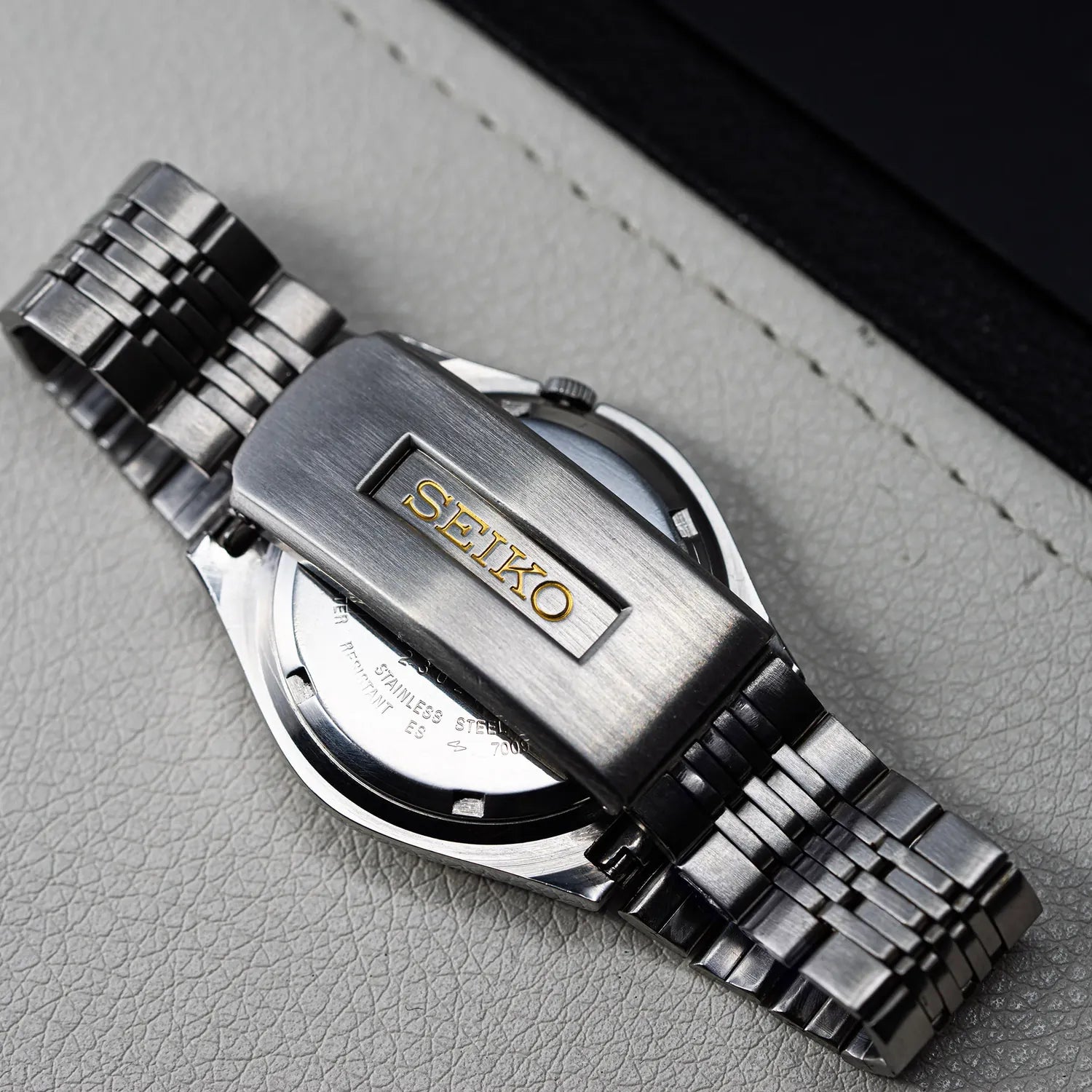 Seiko 5 7009-6000 Men’s Dress Automatic Vintage Watch 1982 – dial close-up