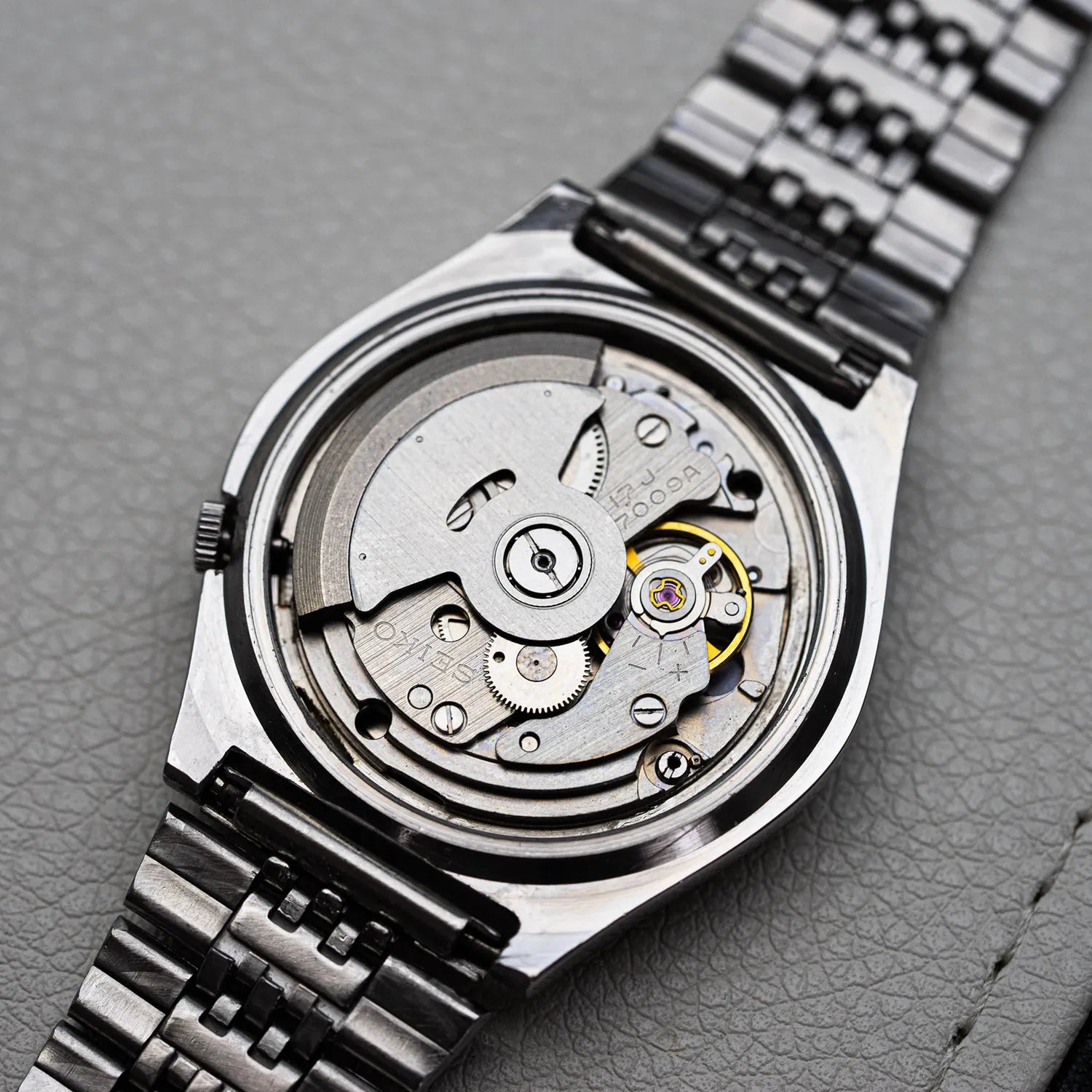 Seiko 5 7009-6000 Men’s Dress Automatic Vintage Watch 1982 – movement close-up