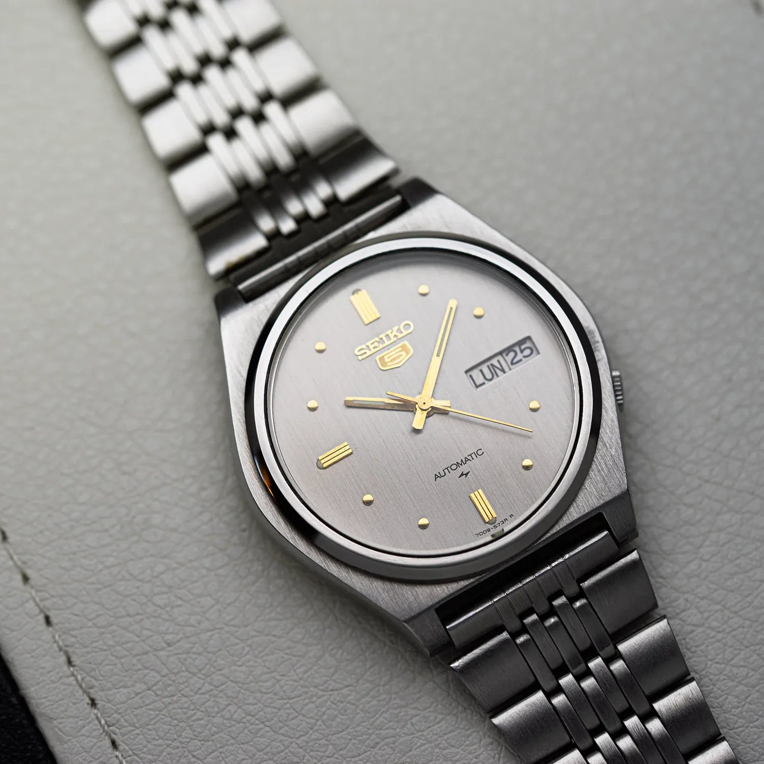 Seiko 5 7009-6000 Men’s Dress Automatic Vintage Watch 1982 – front view