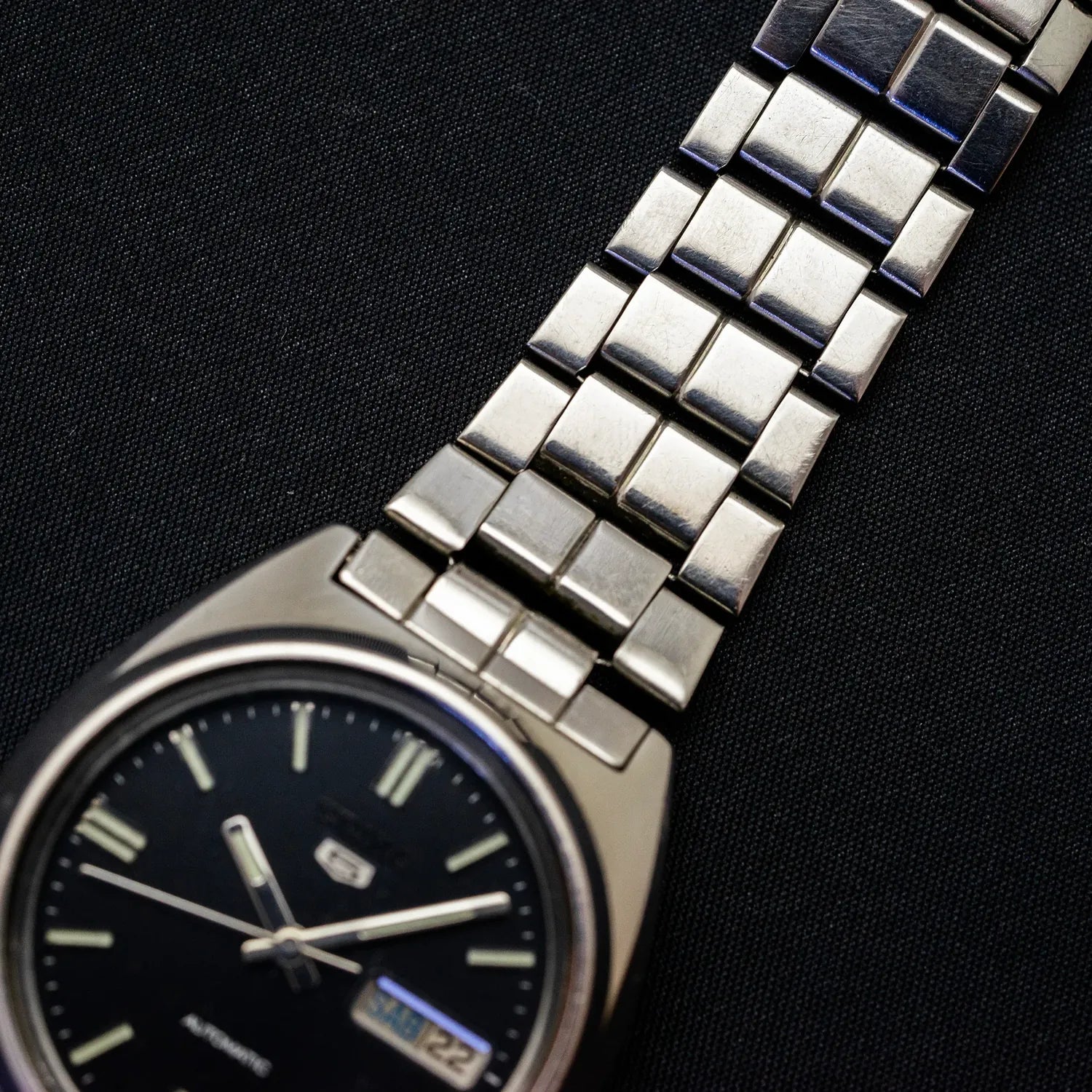 Seiko 5 7009-8331 Men’s Dress Automatic Vintage Watch, 1984 – dial close-up