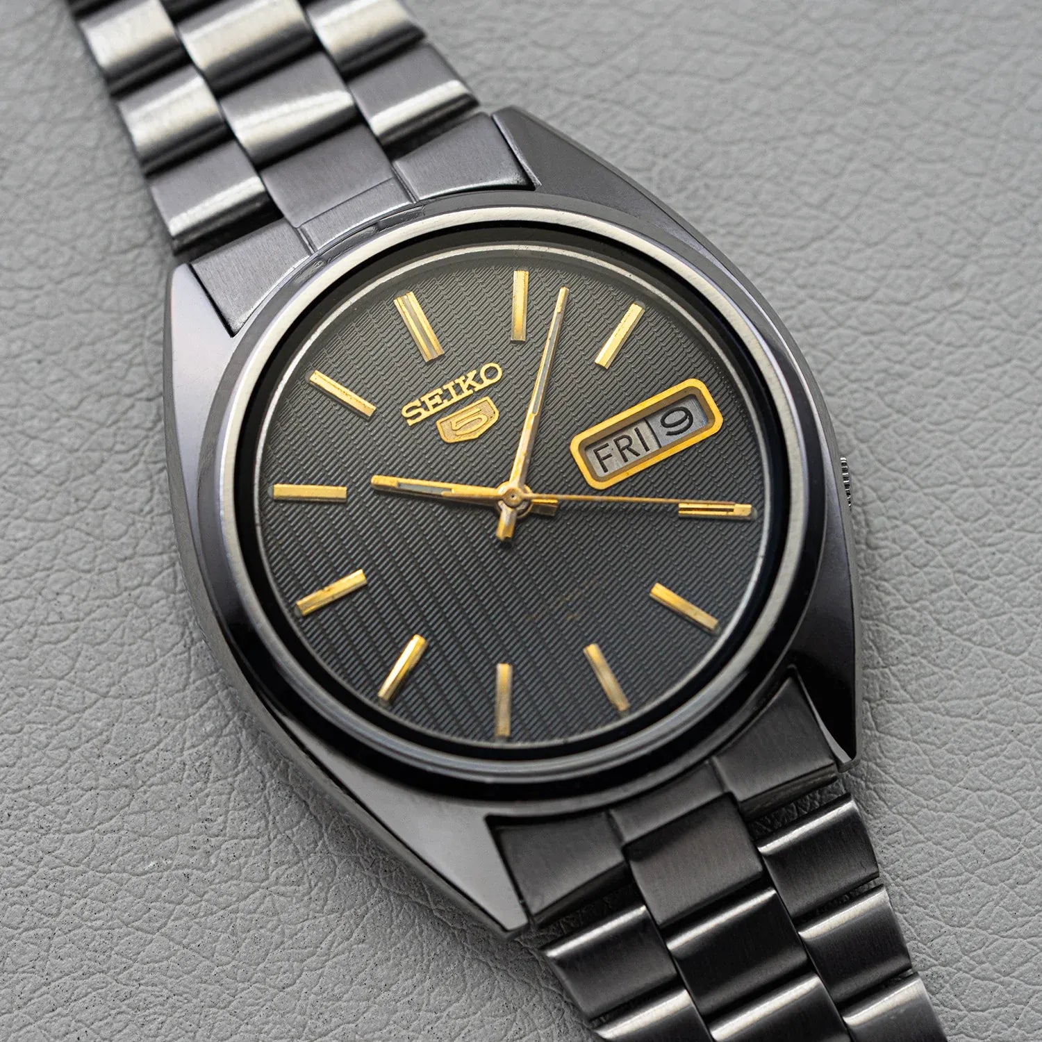 Seiko 5 7009-8740 Men’s Dress Automatic Vintage Watch, 1985 – side view
