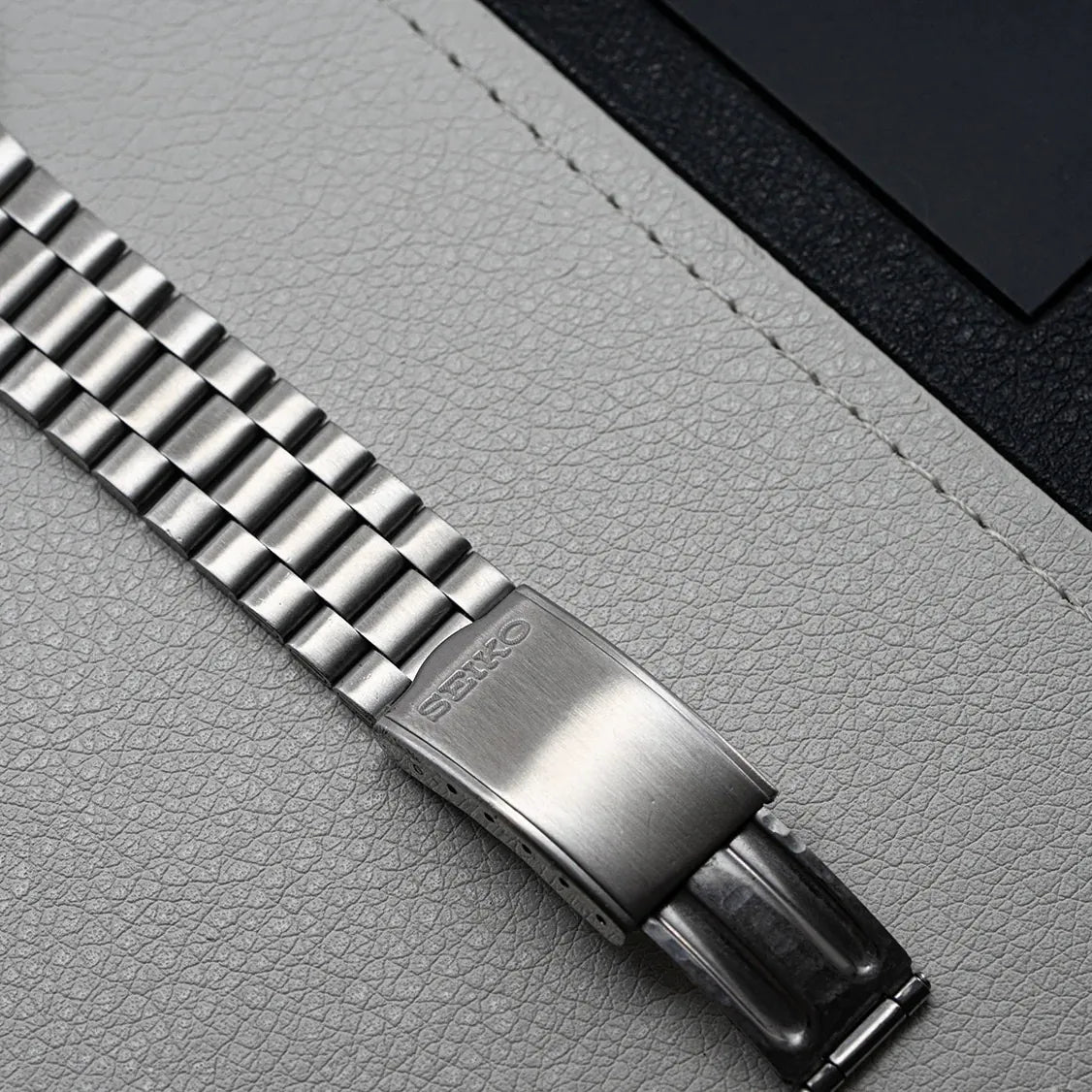 Seiko 5 7009-8740 Men’s Dress Automatic Vintage Watch, 1985 – movement close-up