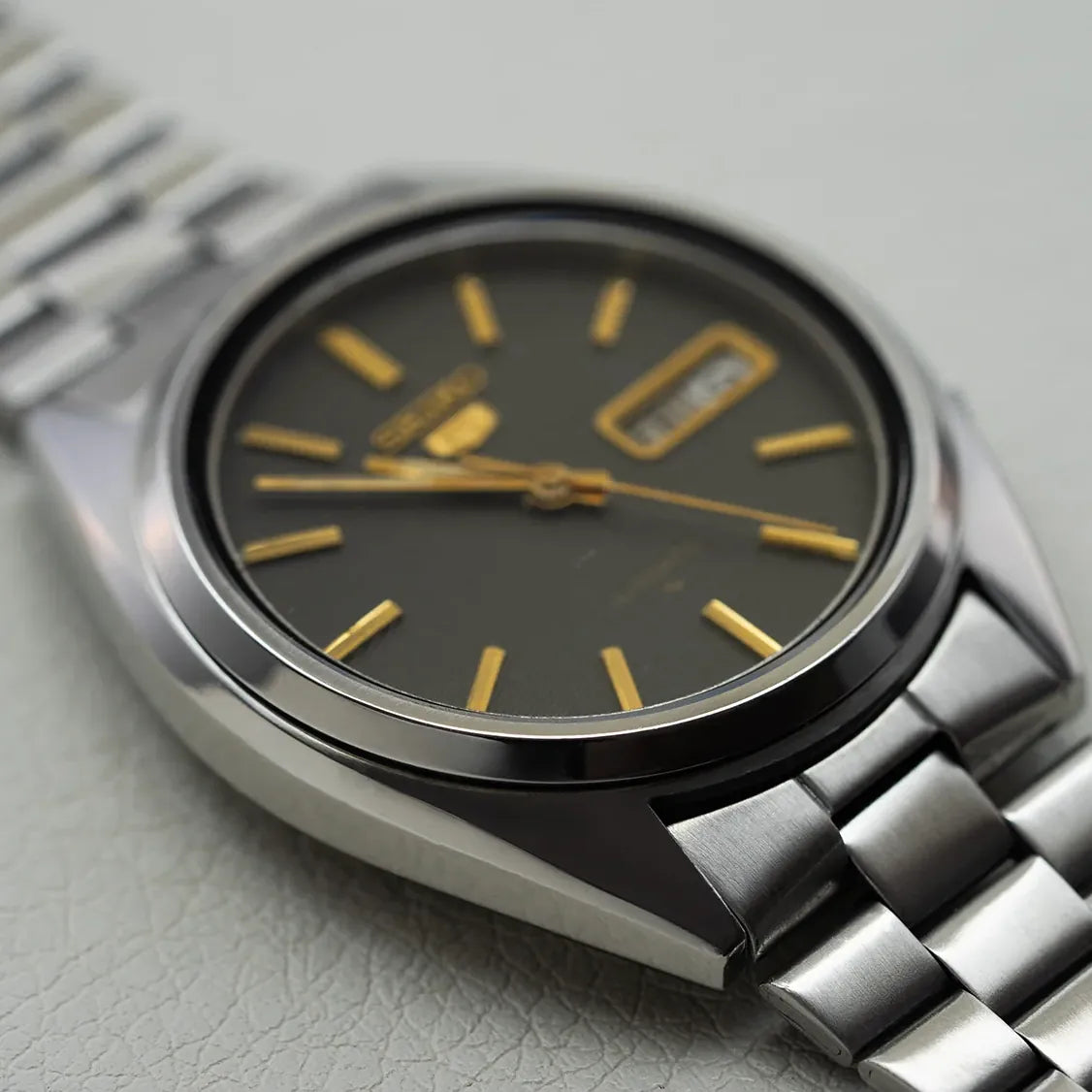 Seiko 5 7009-8740 Men’s Dress Automatic Vintage Watch, 1985 – back case