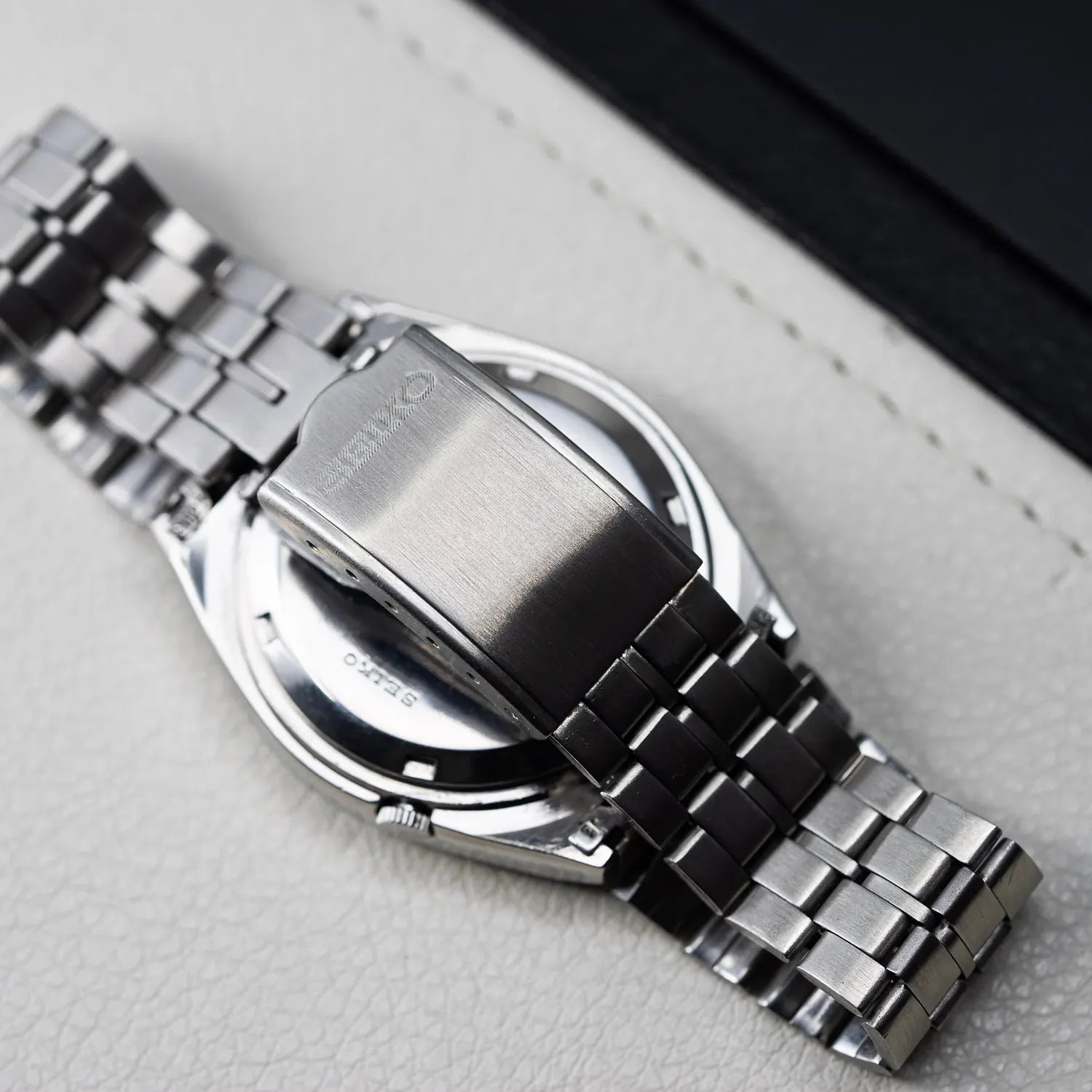 Seiko 5 7009-876A Men’s Automatic Dress Vintage Watch, 1979 – strap detail