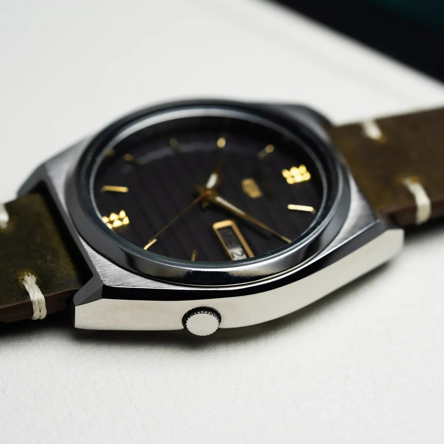 Seiko 5 7009-876A Men’s Automatic Dress Vintage Watch, 1980 – side view