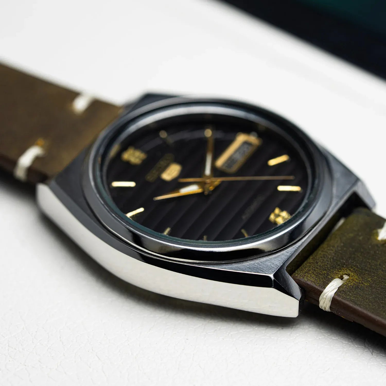 Seiko 5 7009-876A Men’s Automatic Dress Vintage Watch, 1980 – movement close-up