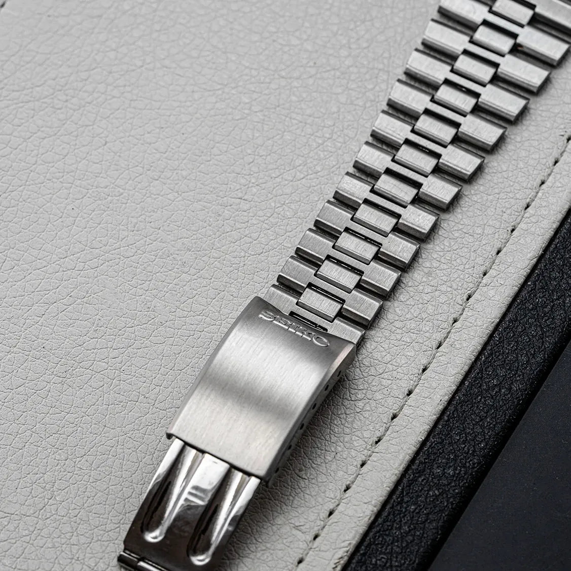 Seiko 5 7019-7390 Men’s Automatic Dress Vintage Watch 1977 – side view alternative angle