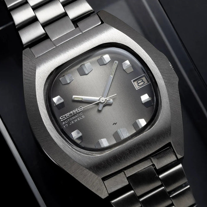 Seiko 7025-5010 Men’s Automatic Dress Vintage Watch, 1976 – front view