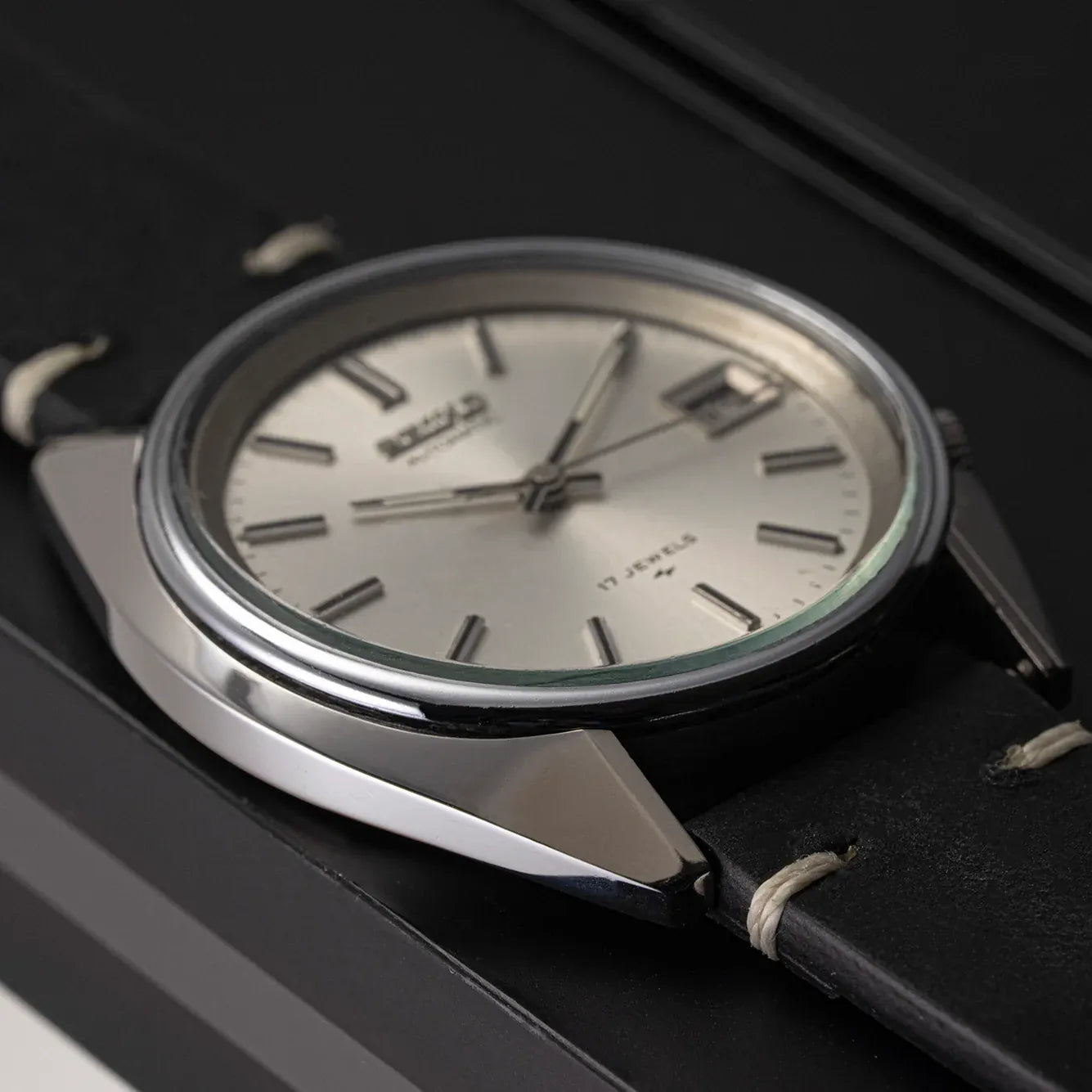 Seiko 7025-8120 Men’s Automatic Dress Vintage Watch, 1979 – dial close-up